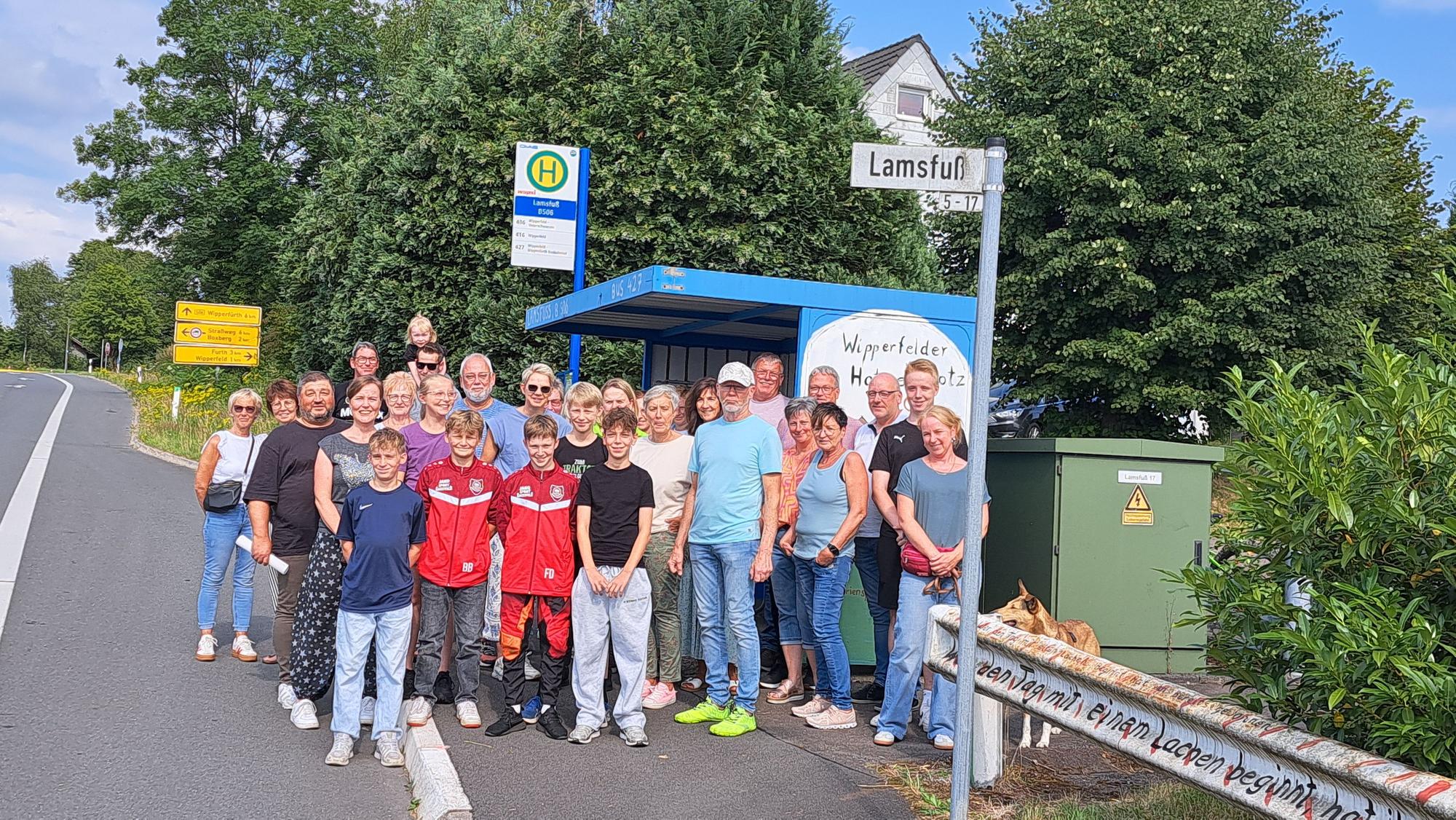 Eine Gruppe Wipperfelder steht in ihrem Ort an einer Bushaltestelle.