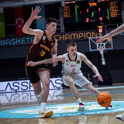 Aufbauspieler Dusan Ilic (rechts) schließt sich der Kooperation Bonn/Rhöndorf an.