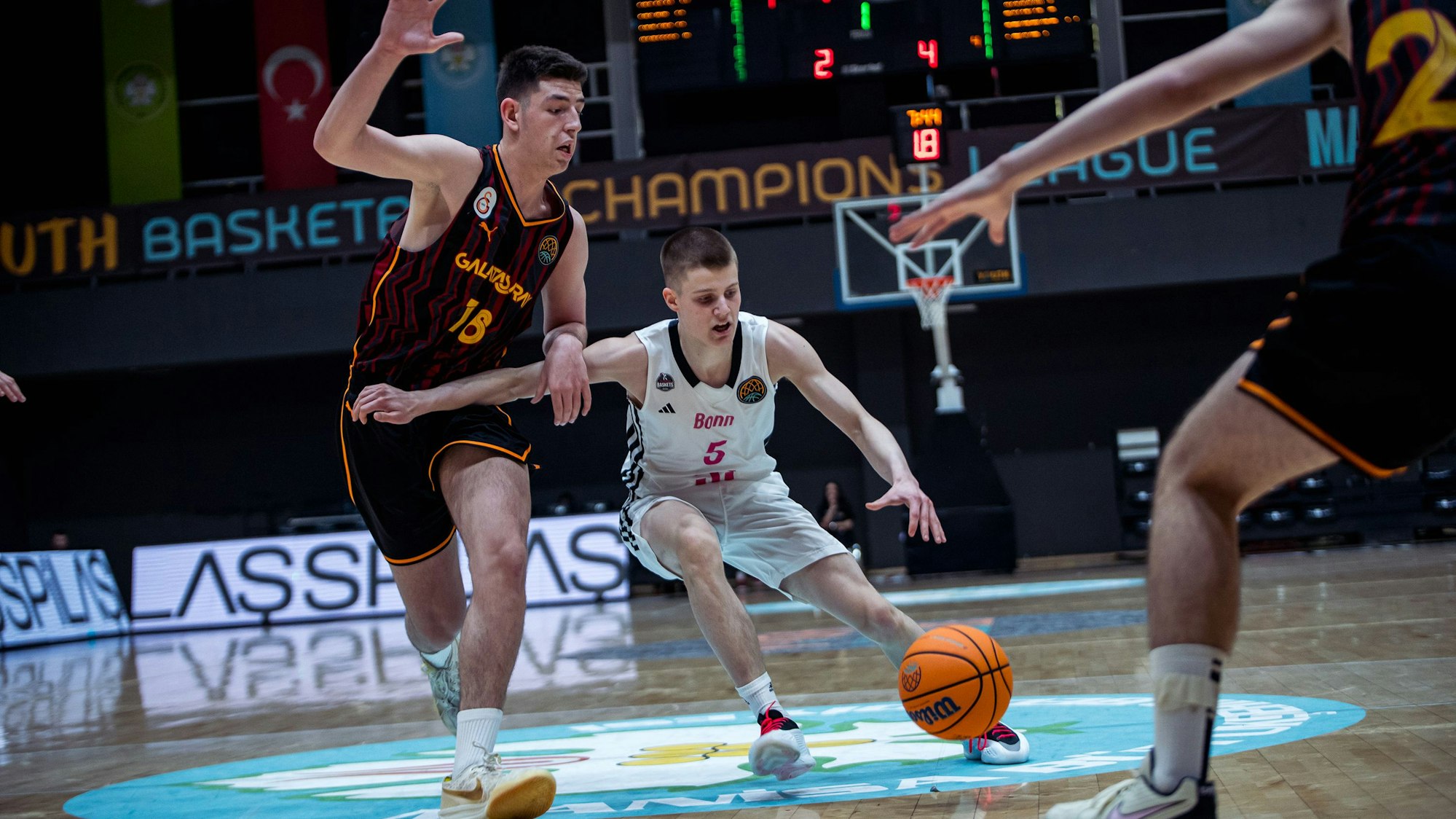 Aufbauspieler Dusan Ilic (rechts) schließt sich der Kooperation Bonn/Rhöndorf an.