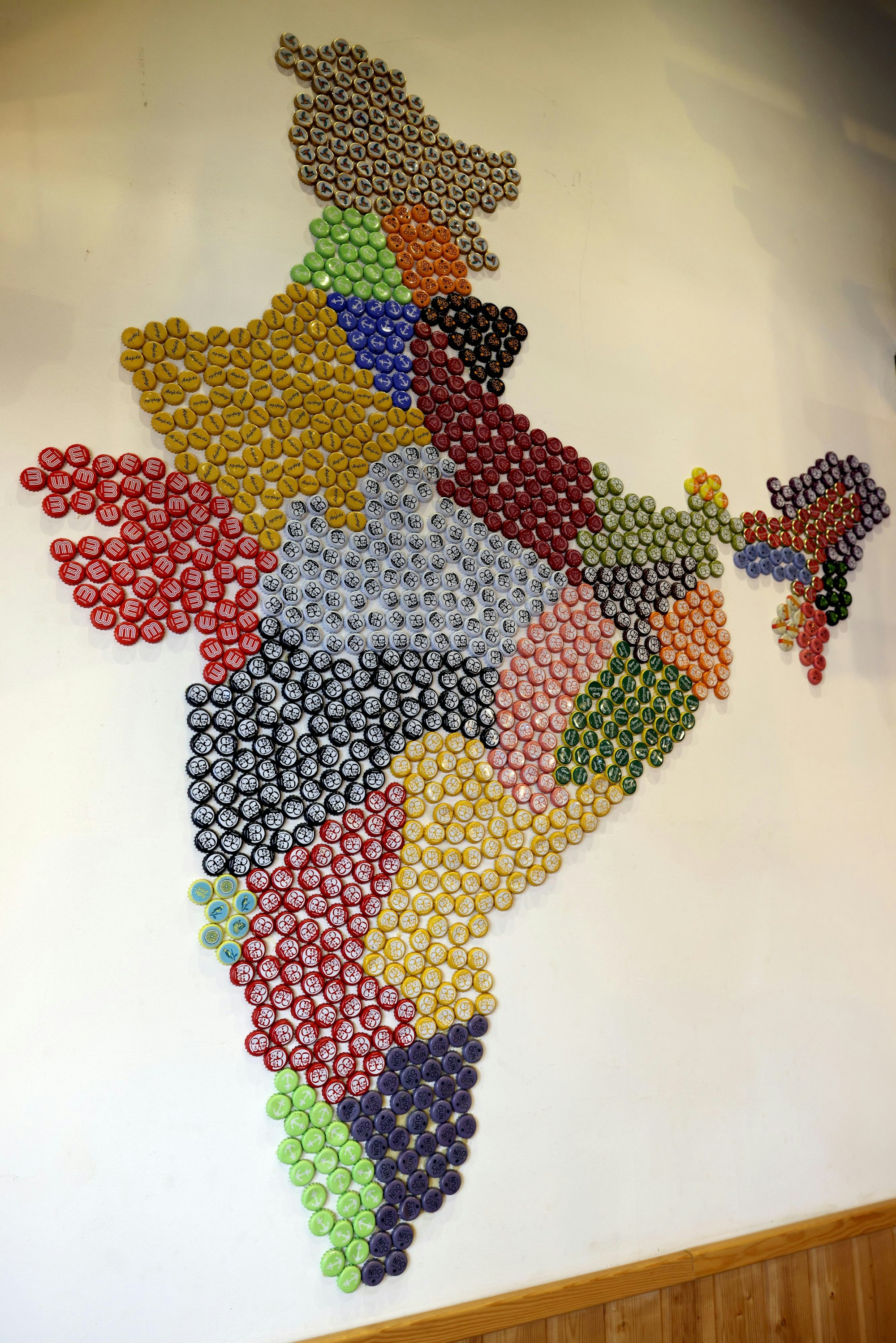 Eine indische Landkarte aus Kronkorken ziert die Wand im Haldi Spoon.