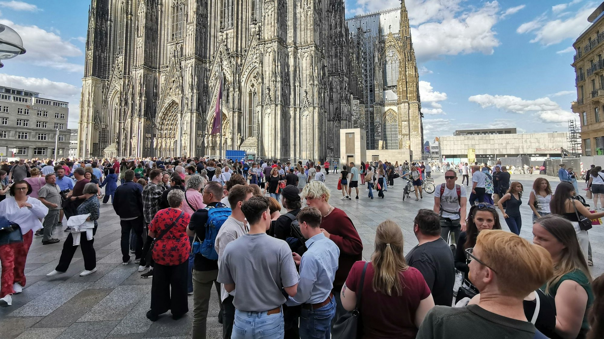 Tausende wollten das Konzert von Anna Lapwood im Kölner Dom erleben.