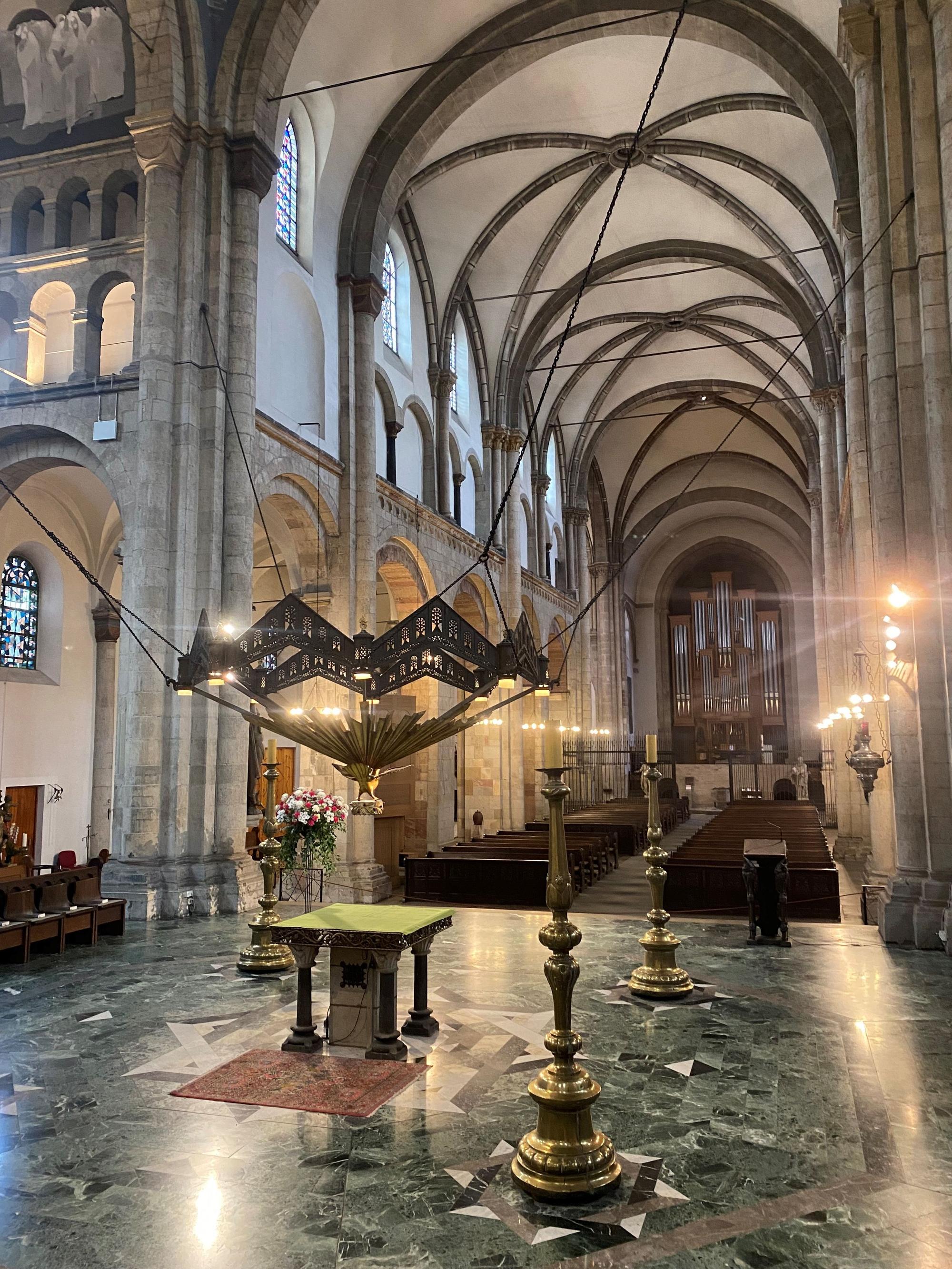 Blick in die Basilika St. Aposteln.