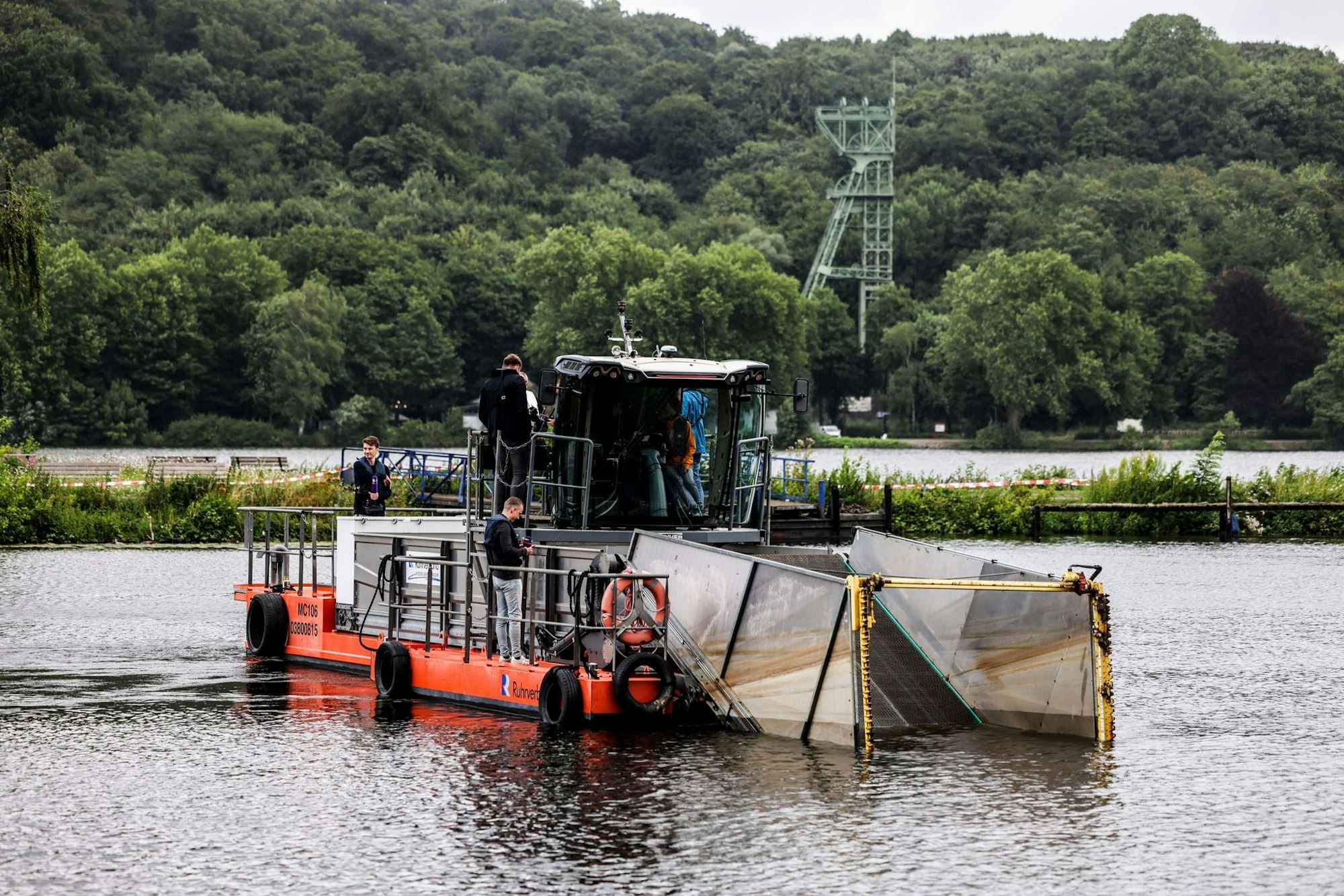 Ein neues Mähboot gegen die schnell wachsende Pflanze Elodea ist jetzt im Einsatz