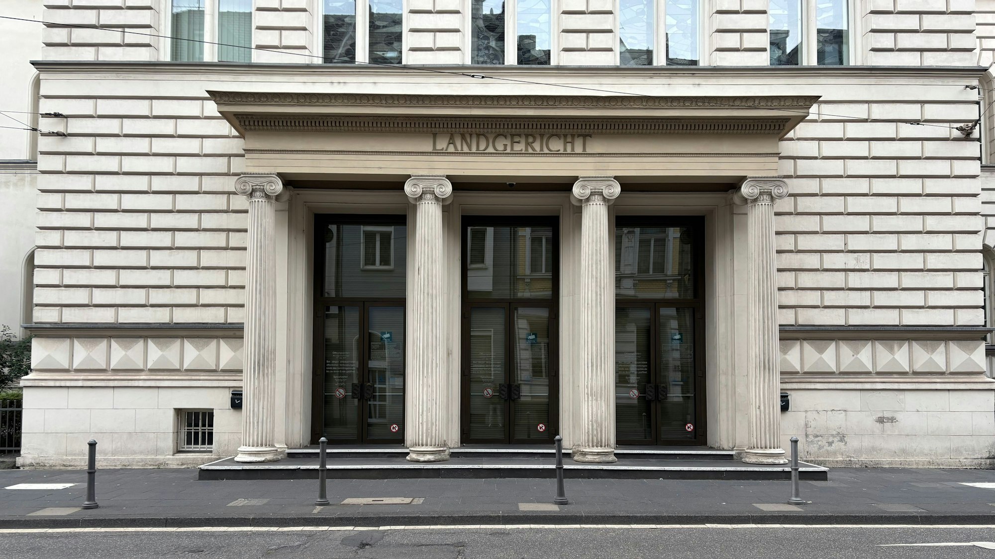 Das Symbolbild zeigt das Eingangsportal des Landgerichtsgebäudes in Bonn.