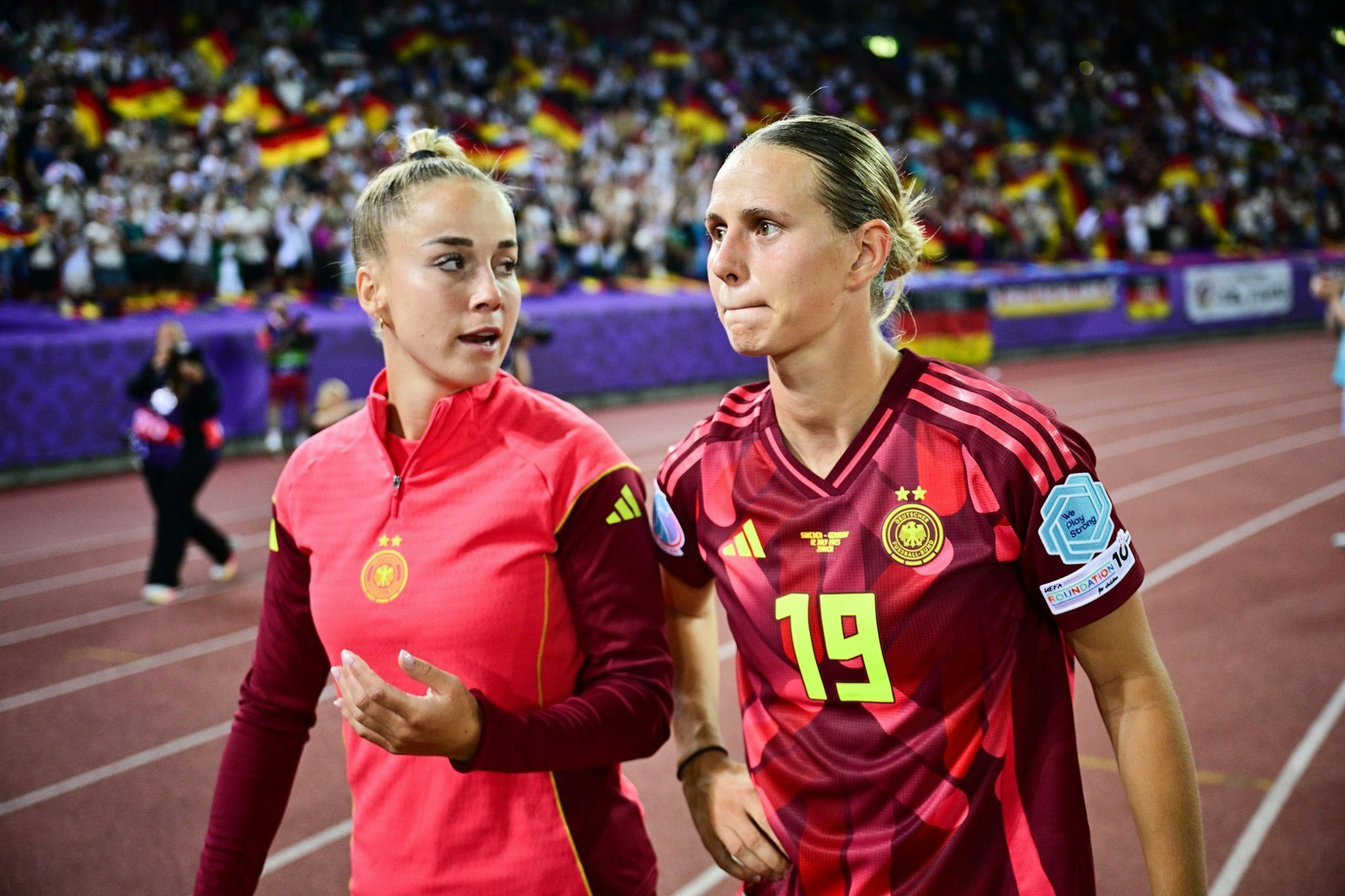 KLara Bühl (r. neben der verletzten Kapitänin Giulia Gwinn) will den Titeltraum nicht aufgeben.
