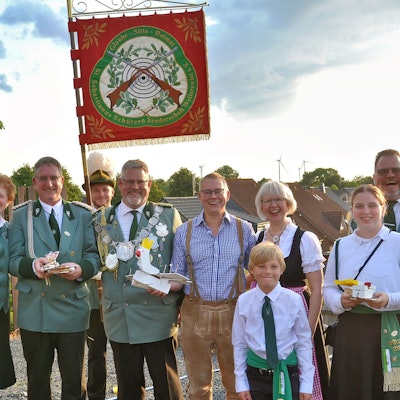 Die neuen Majestäten der Schützen in Weilerswist haben sich mit ihrer Fahne zum Gruppenfoto aufgestellt.