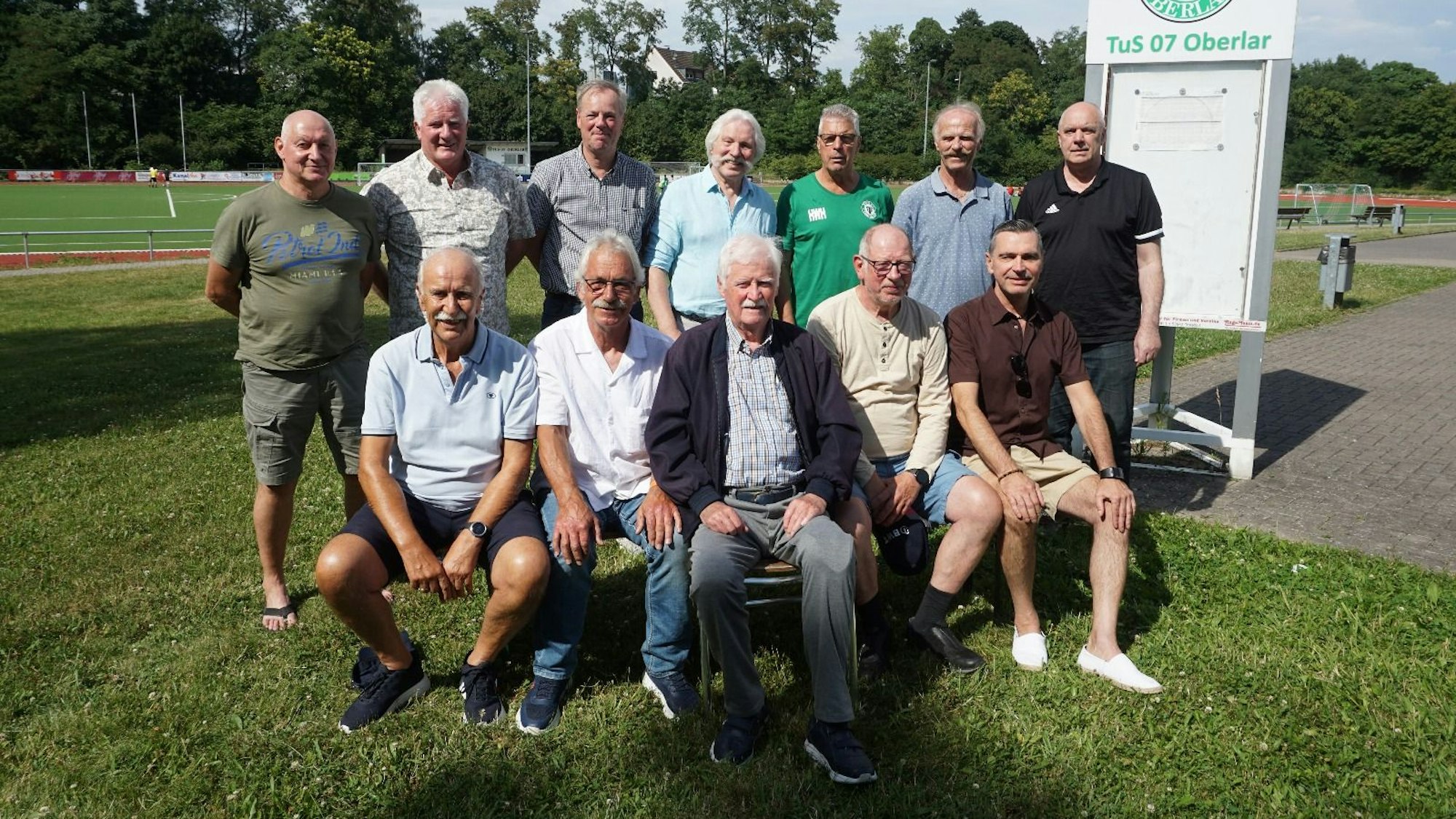 Elf Spieler der damaligen Aufstiegstruppe des TuS Oberlar nahmen beim Wiedersehen ihren ehemaligen Trainer Jürgen Mainzer (Mitte, unten) in die Mitte.