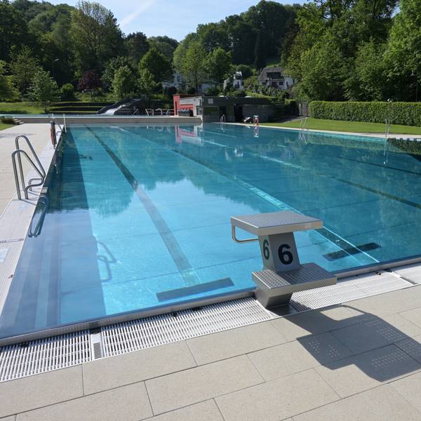 Das Freibad Hoffnungsthal mal ganz leer - ein Foto außerhalb der Öffnungszeiten.