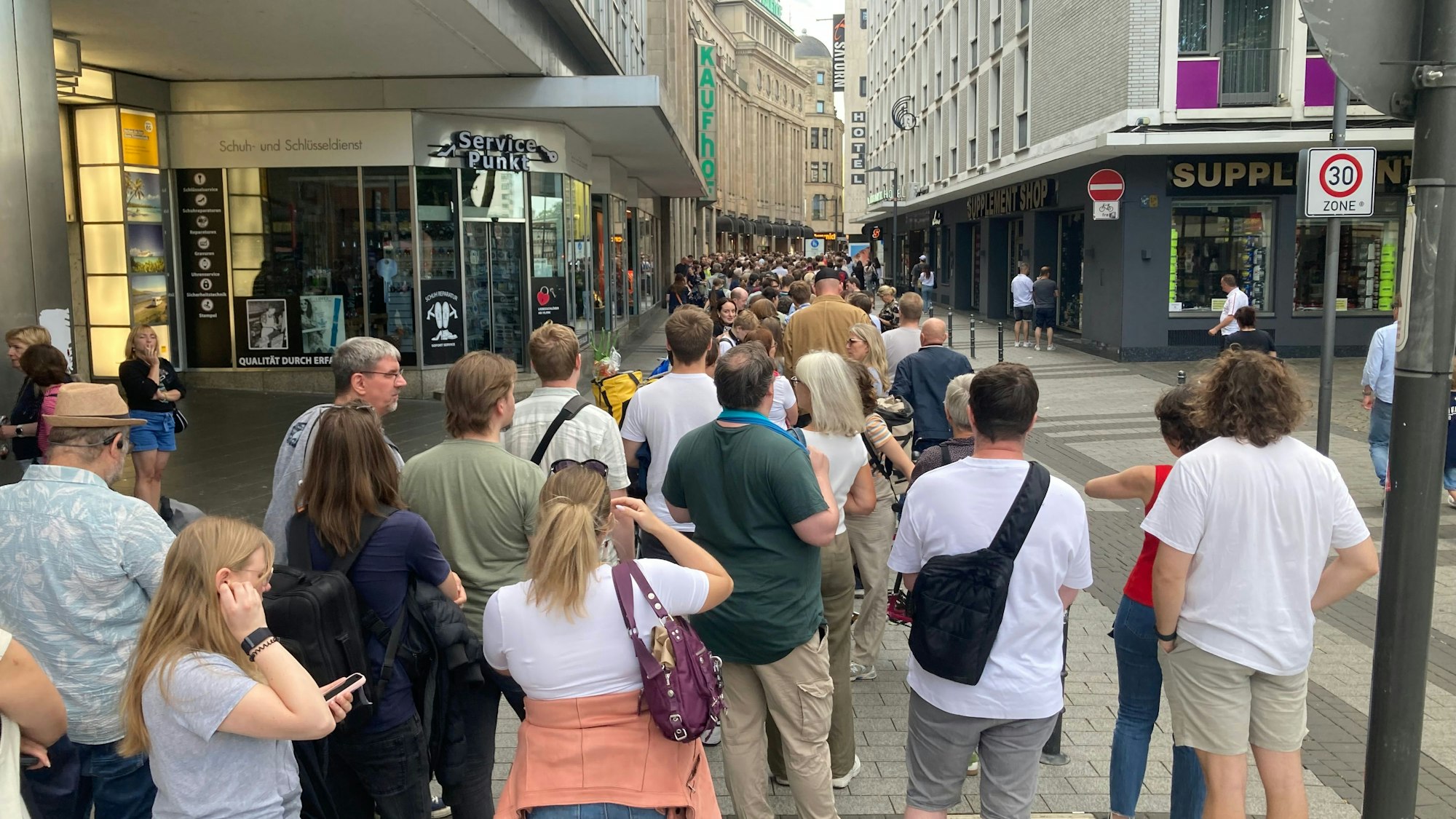 Die Warteschlange für das Konzert war kilometerlang und reichte bis zum Neumarkt. Hier an der Ecke Cäcilienstraße.