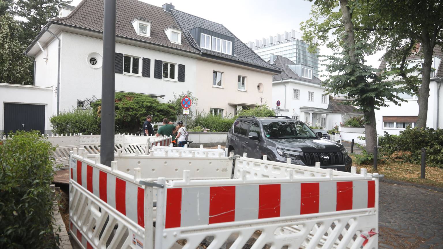 16.07.2025, Köln: Der Fundort der Weltkriegsbombe in Lindenthal am Lindenhof. Das Ordnungsamt bereitet bereits alles vor, damit morgen die Arbeiten zur Entschärfung reibungslos vollzogen werden können. Foto: Arton Krasniqi