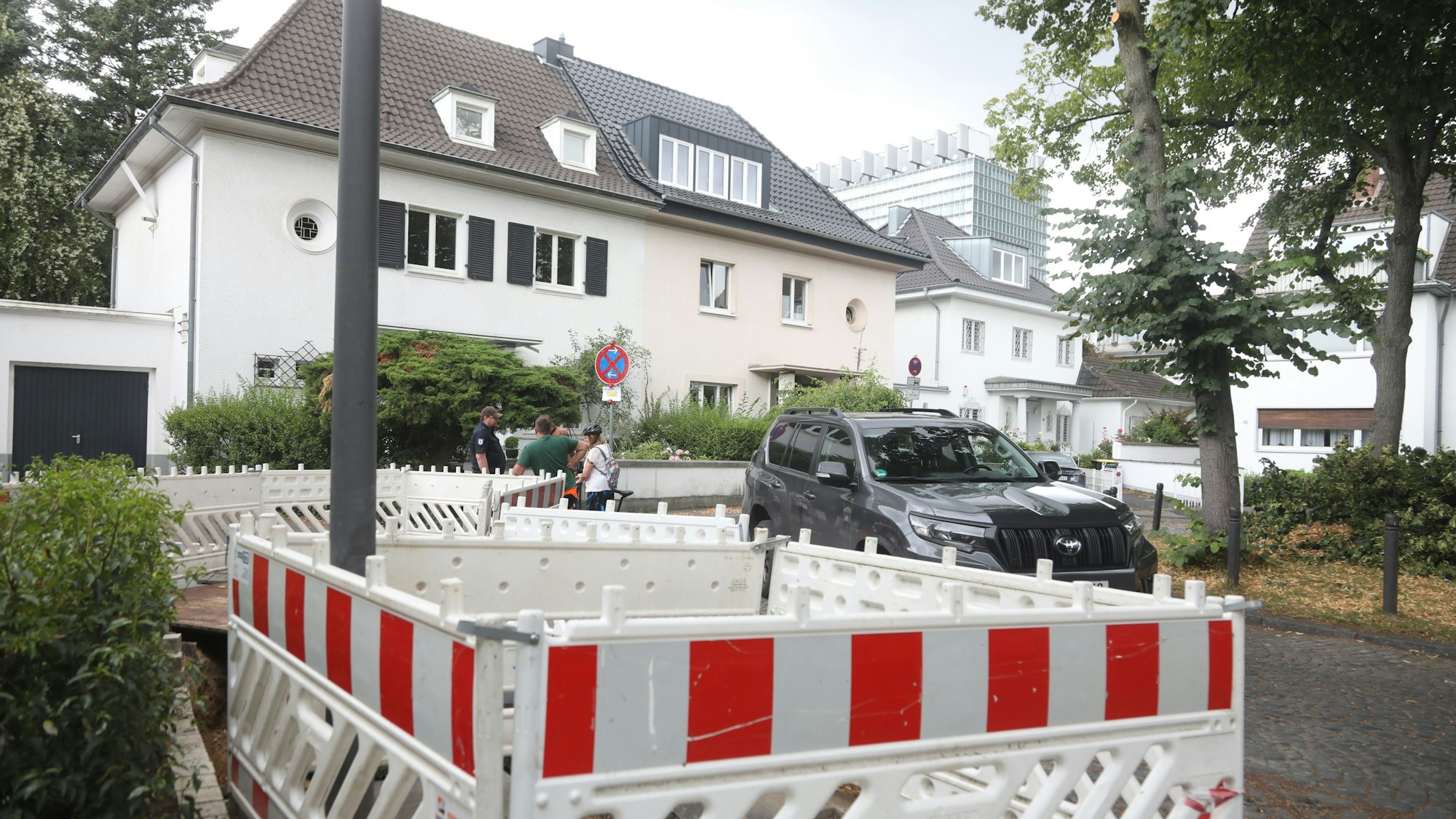16.07.2025, Köln: Der Fundort der Weltkriegsbombe in Lindenthal am Lindenhof. Das Ordnungsamt bereitet bereits alles vor, damit morgen die Arbeiten zur Entschärfung reibungslos vollzogen werden können. Foto: Arton Krasniqi