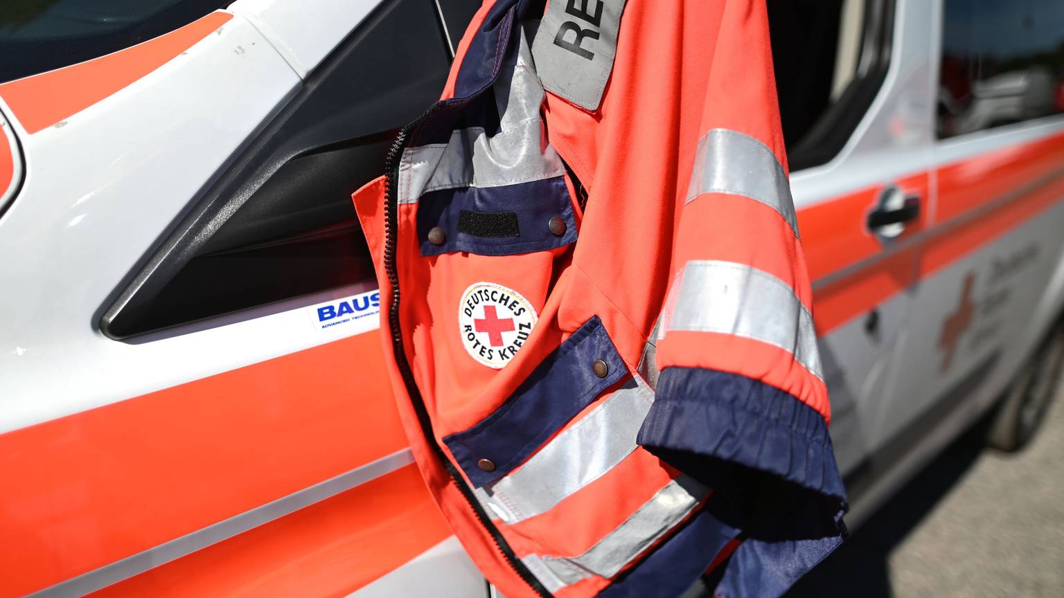 Seniorin blieb unverletzt, als sie irrtümlich in den Bodensee fuhr. Feuerwehr und Polizei verhinderten Umweltverschmutzung. (Symbolbild)