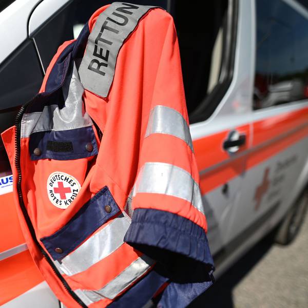Seniorin blieb unverletzt, als sie irrtümlich in den Bodensee fuhr. Feuerwehr und Polizei verhinderten Umweltverschmutzung. (Symbolbild)