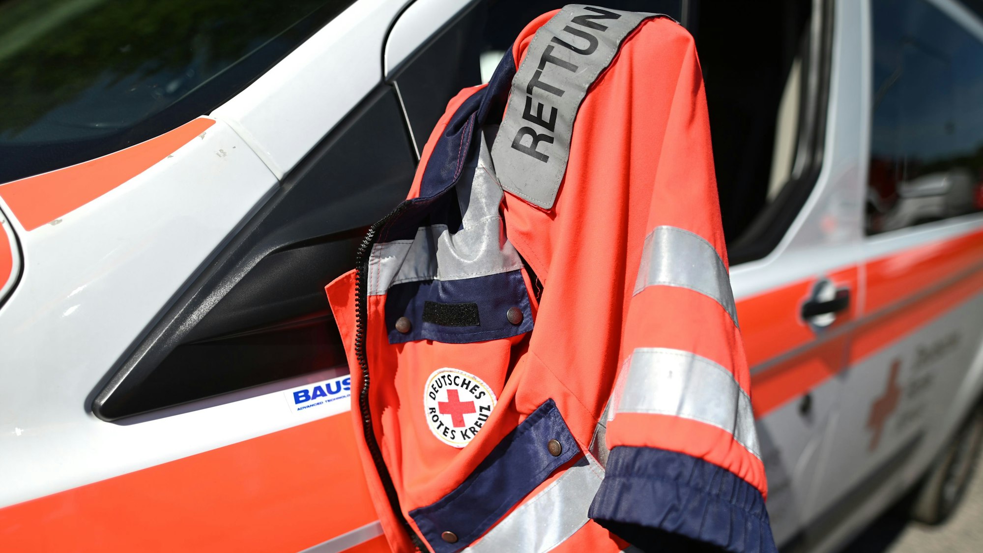 Seniorin blieb unverletzt, als sie irrtümlich in den Bodensee fuhr. Feuerwehr und Polizei verhinderten Umweltverschmutzung. (Symbolbild)