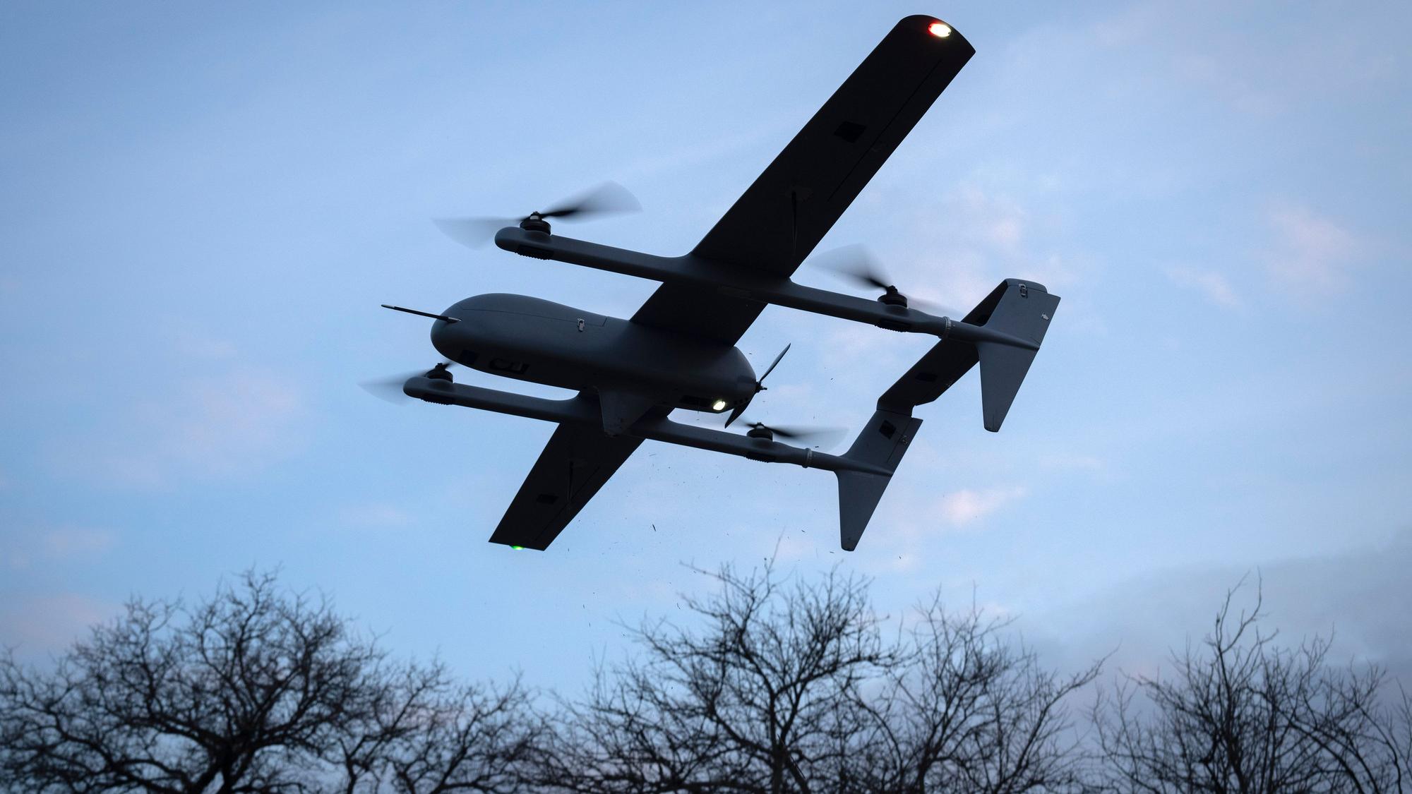 ARCHIV - 26.03.2024, Ukraine, Bachmut: Eine Poseidon H10 Mittelstrecken-Drohne der ukrainischen 22. mechanisierten Brigade fliegt an der Frontlinie in der Nähe von Bachmut in der Region Donezk. (zu dpa: «Verband: Deutschland kann sich nicht vor feindlichen Drohnen schützen») Foto: Efrem Lukatsky/AP/dpa +++ dpa-Bildfunk +++