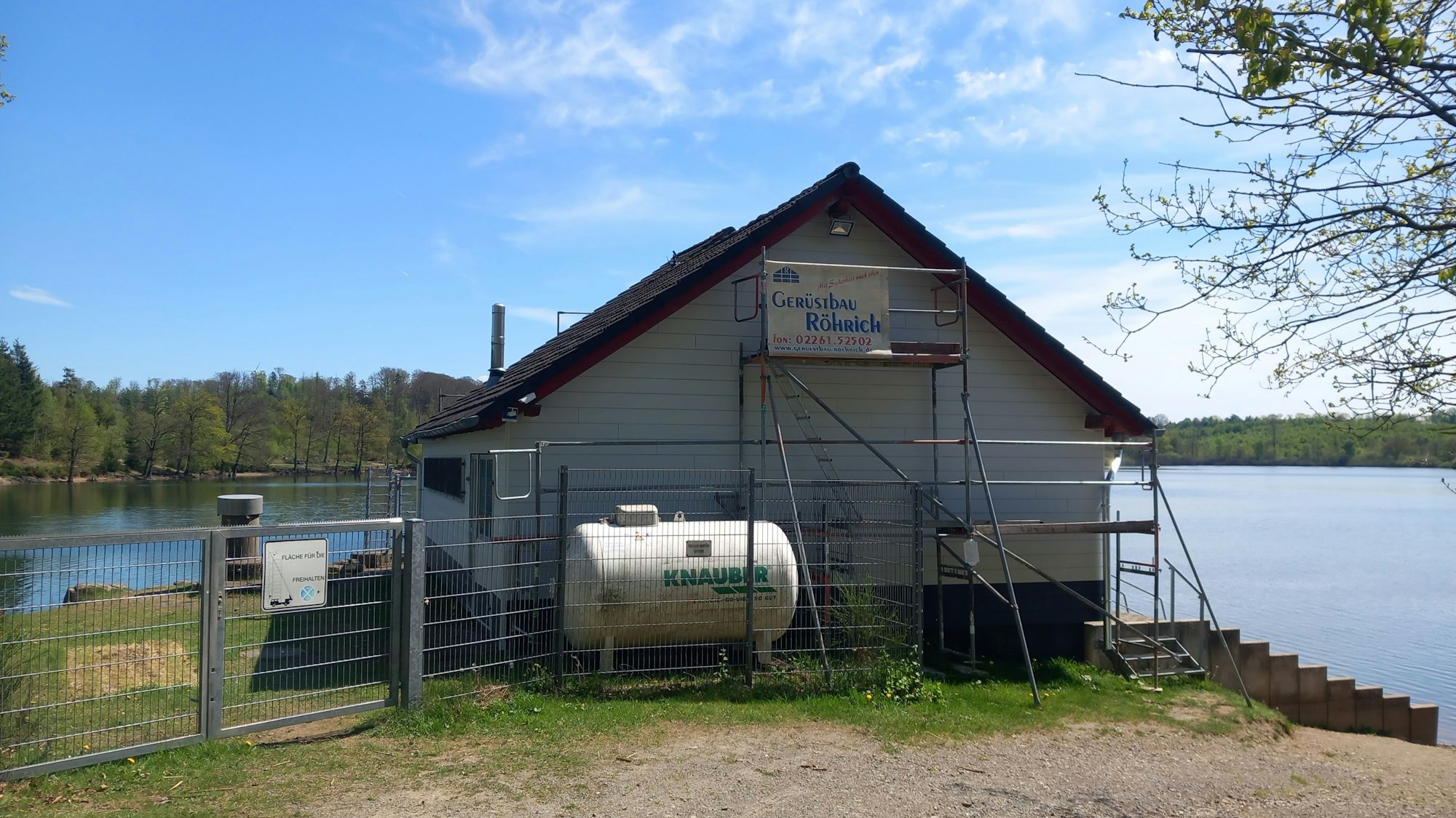 Eine eingerüstete Wachstation einer DLRG-Gruppe an der Bruchertalsperre.