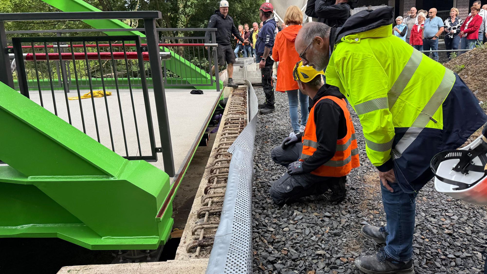 Hier galt Millimeterarbeit. Die Brücke musste genau auf den Vorrichtungen aufliegen.
