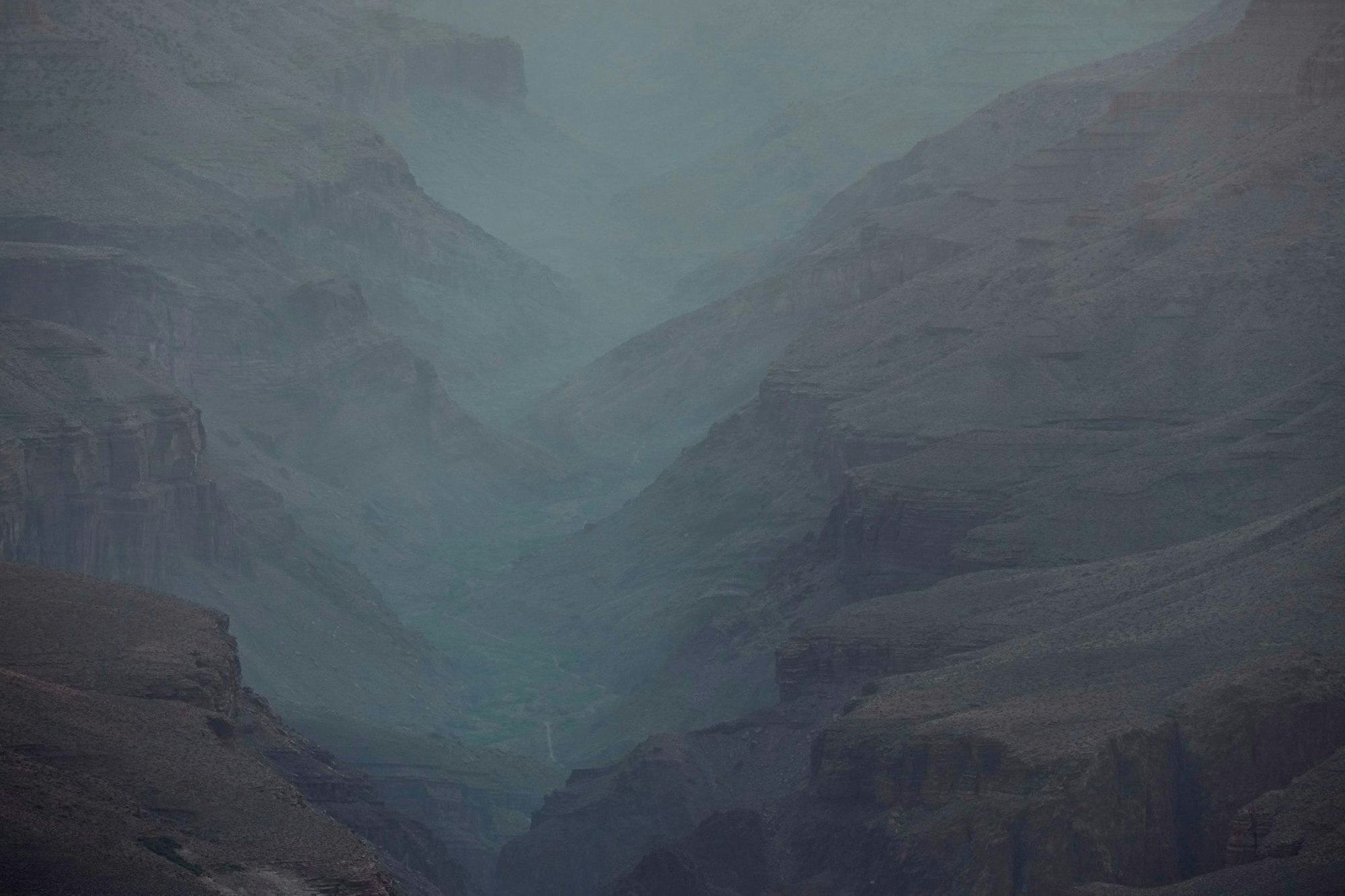 Der Rauch des Dragon Bravo Feuers zieht im Grand Canyon National Park in Arizona vom North Rim den Grand Canyon hinunter.