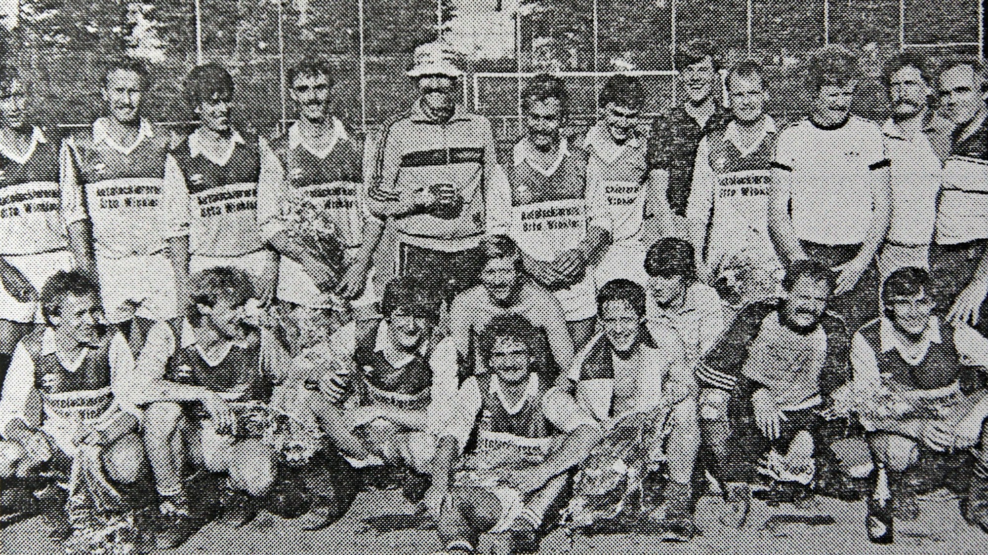 Nach dem Abpfiff stellte sich die Mannschaft des TuS Oberlar zum Aufstiegsbild zusammen.