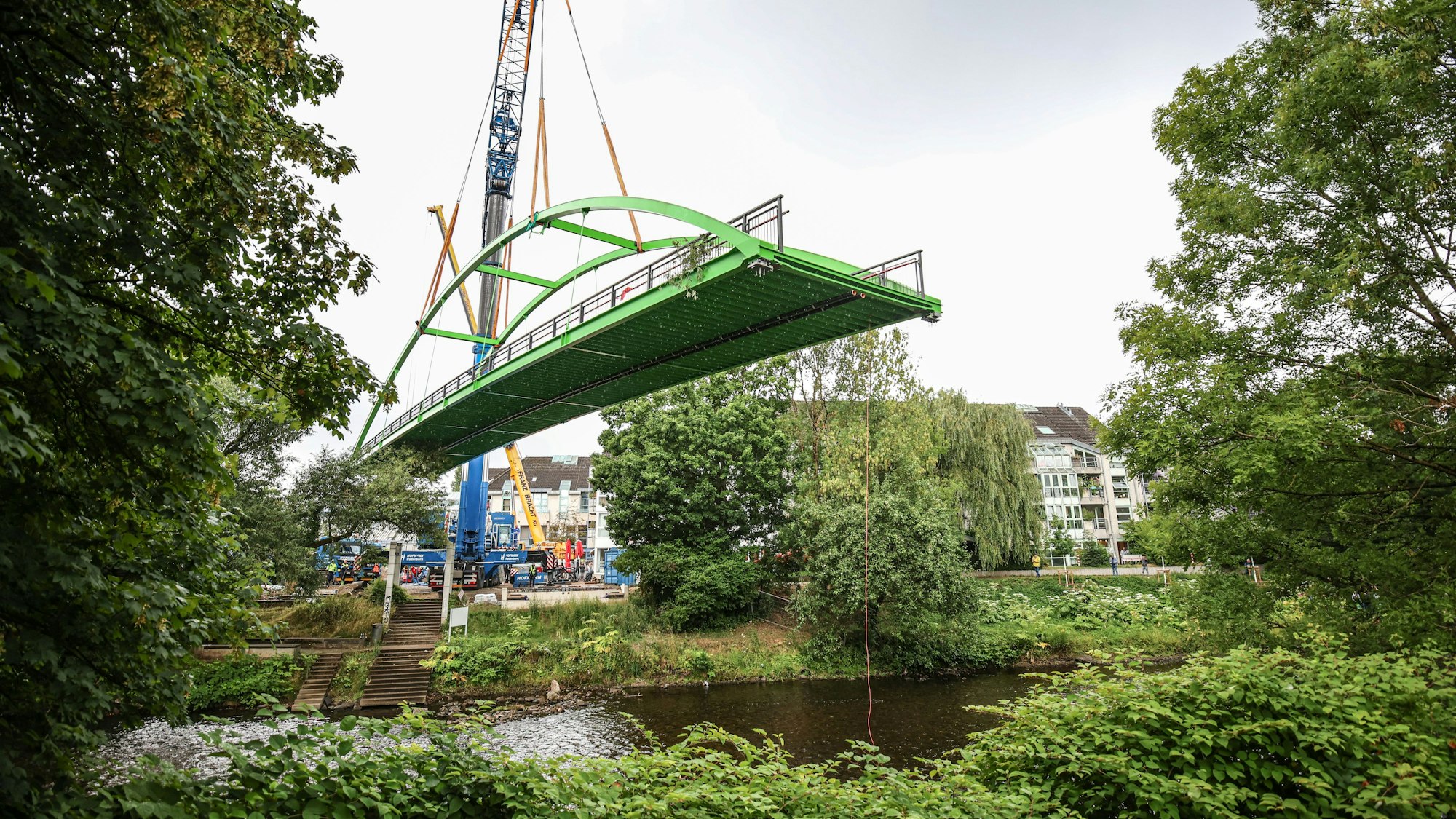 Per Kran über die Wupper: Die neue Henley-Brücke in Leichlingen.