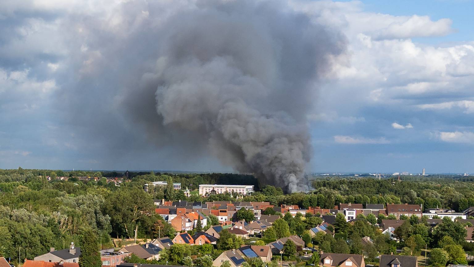 16.07.2025, Belgien, Boom: Rauch, verursacht durch ein Feuer auf dem Festivalgelände des Tomorrowland-Festivals für elektronische Musik in Boom. Das erste Wochenende des Festivals findet vom 18. bis 20. Juli auf dem Gelände 'De Schorre' in Boom statt. Foto: Tom Goyvaerts/Belga/dpa +++ dpa-Bildfunk +++