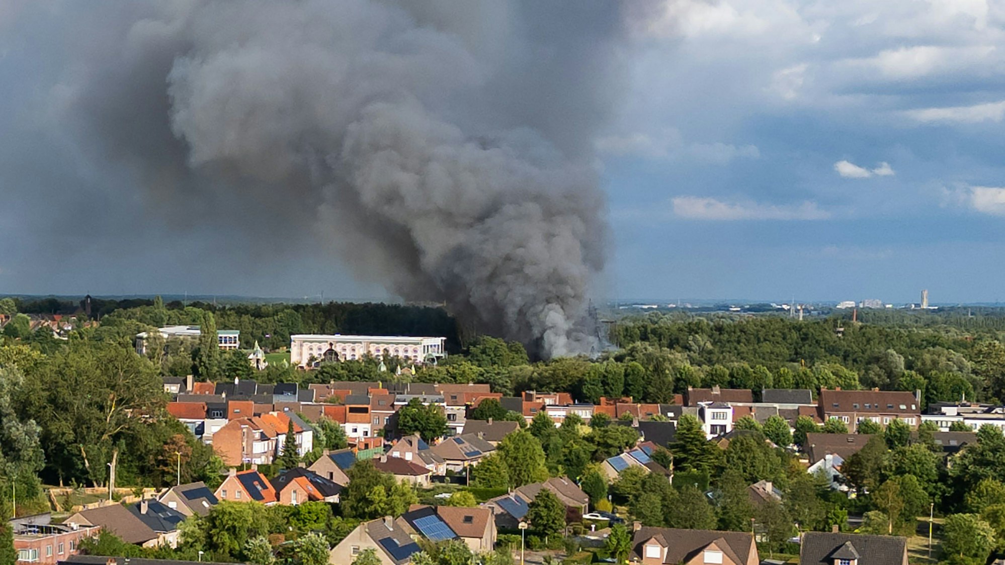 16.07.2025, Belgien, Boom: Rauch, verursacht durch ein Feuer auf dem Festivalgelände des Tomorrowland-Festivals für elektronische Musik in Boom. Das erste Wochenende des Festivals findet vom 18. bis 20. Juli auf dem Gelände 'De Schorre' in Boom statt. Foto: Tom Goyvaerts/Belga/dpa +++ dpa-Bildfunk +++