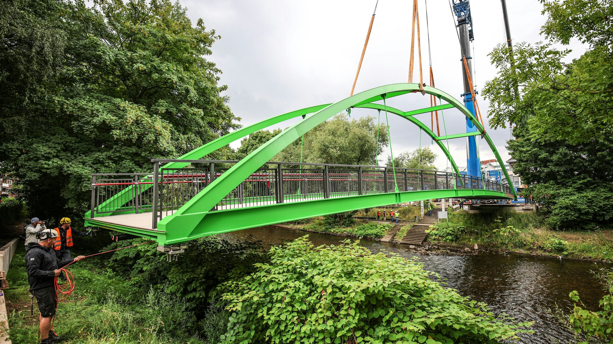 Von Hand wird die Brücke in Position gezogen