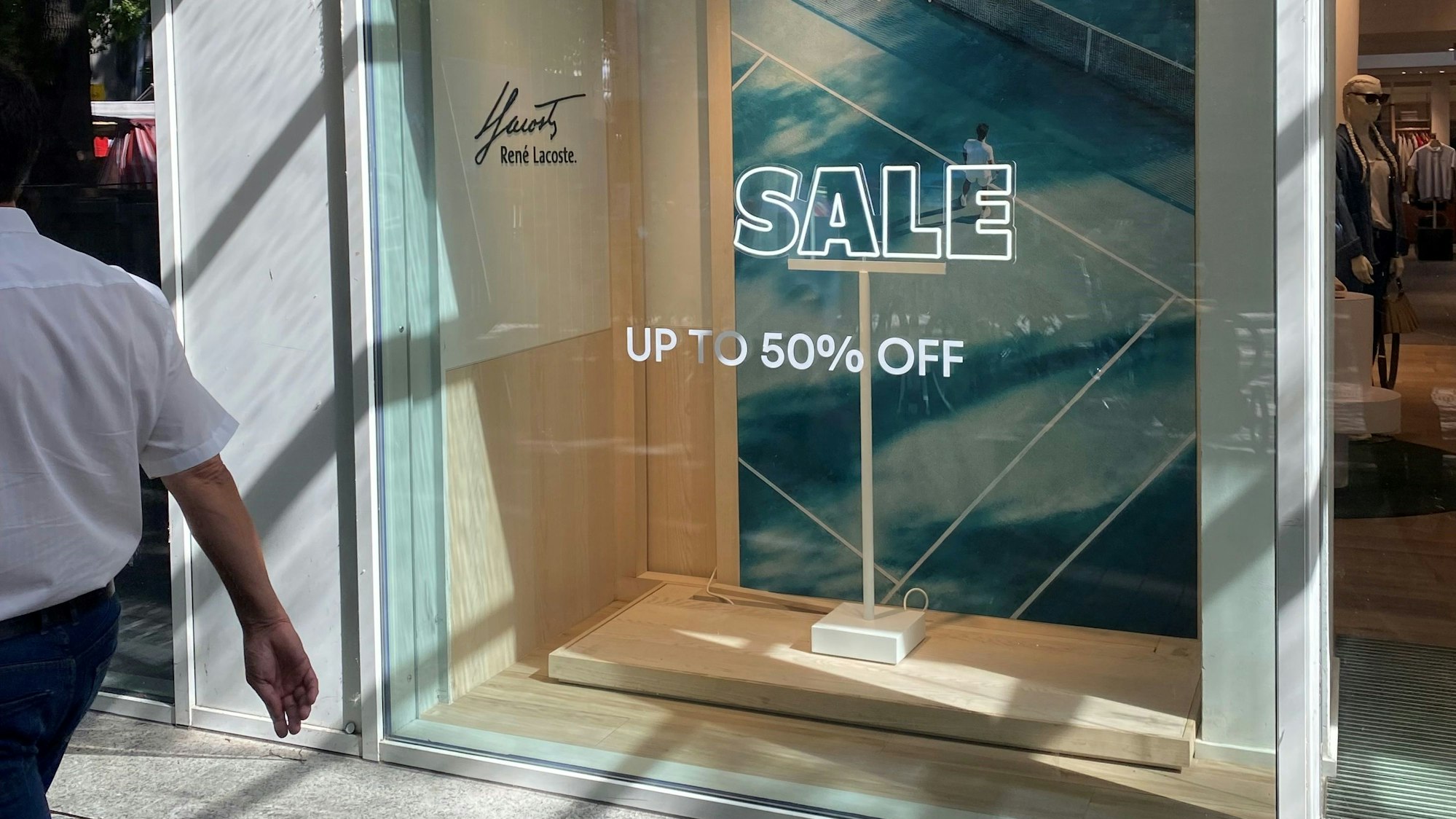 Teils mit starken Rabatten locken die Händler im Sommer.