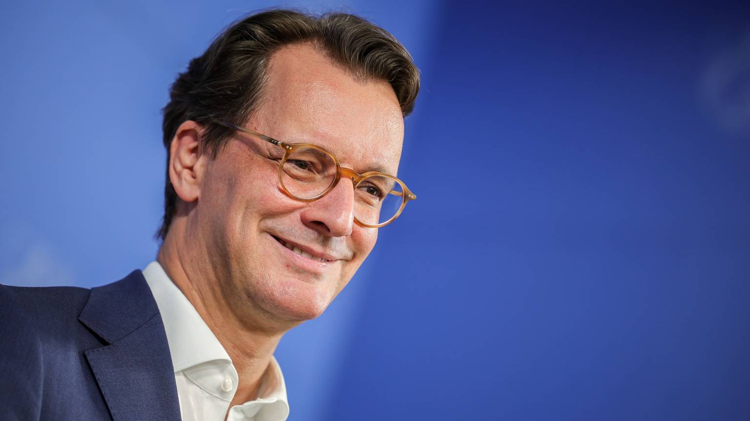 Hendrik Wüst (CDU), Ministerpräsident von Nordrhein-Westfalen, lächelt bei einer Kinder-Pressekonferenz in der Staatskanzlei Nordrhein-Westfalen. (Archivbild)