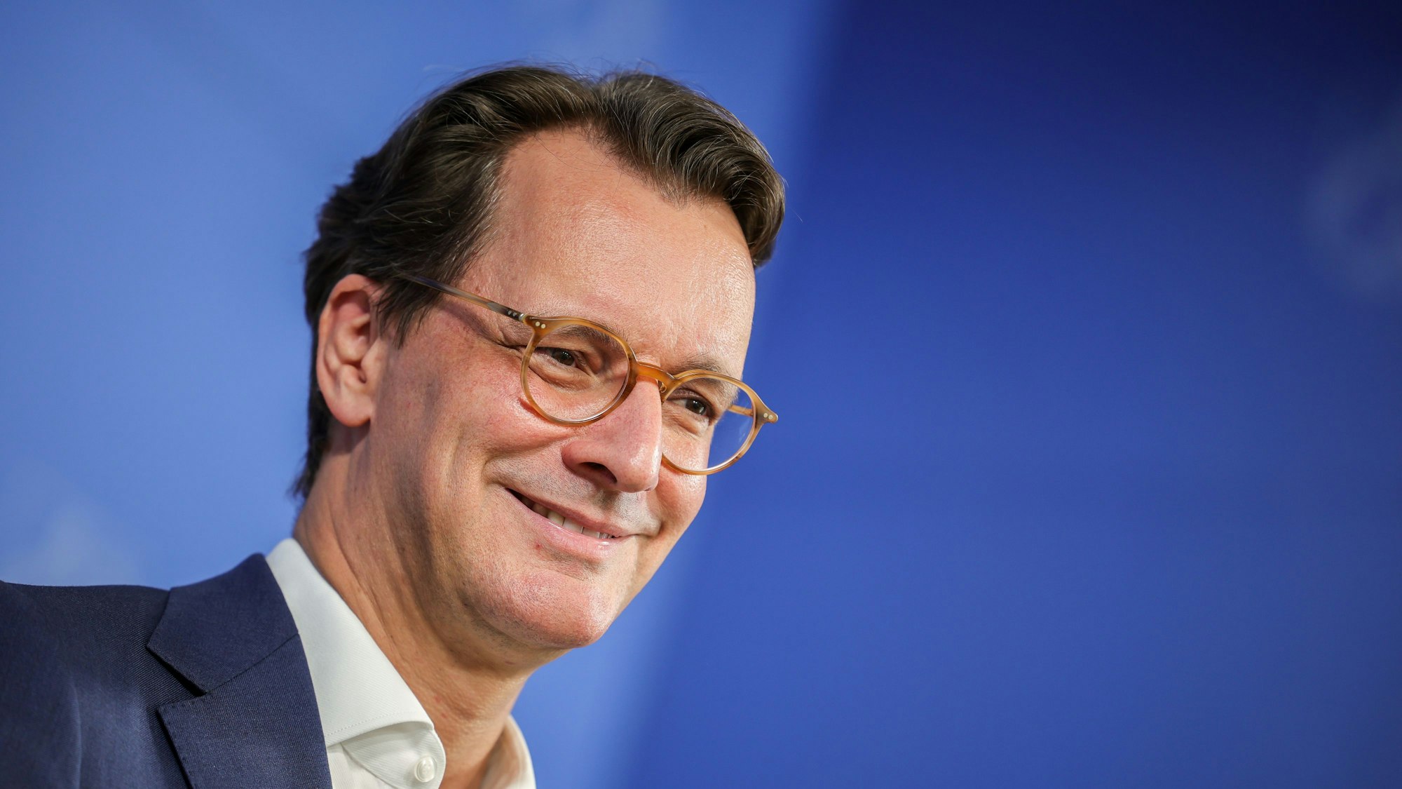 Hendrik Wüst (CDU), Ministerpräsident von Nordrhein-Westfalen, lächelt bei einer Kinder-Pressekonferenz in der Staatskanzlei Nordrhein-Westfalen. (Archivbild)