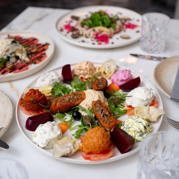 Zu einem guten Gericht bei Da Vet passt auch immer eine bunte Vorspeise. Je nach Größe des Tellers können da gleich mehrere Personen probieren.