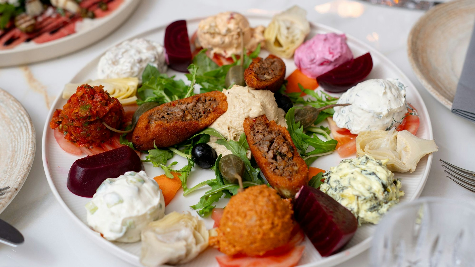 Zu einem guten Gericht bei Da Vet passt auch immer eine bunte Vorspeise. Je nach Größe des Tellers können da gleich mehrere Personen probieren.