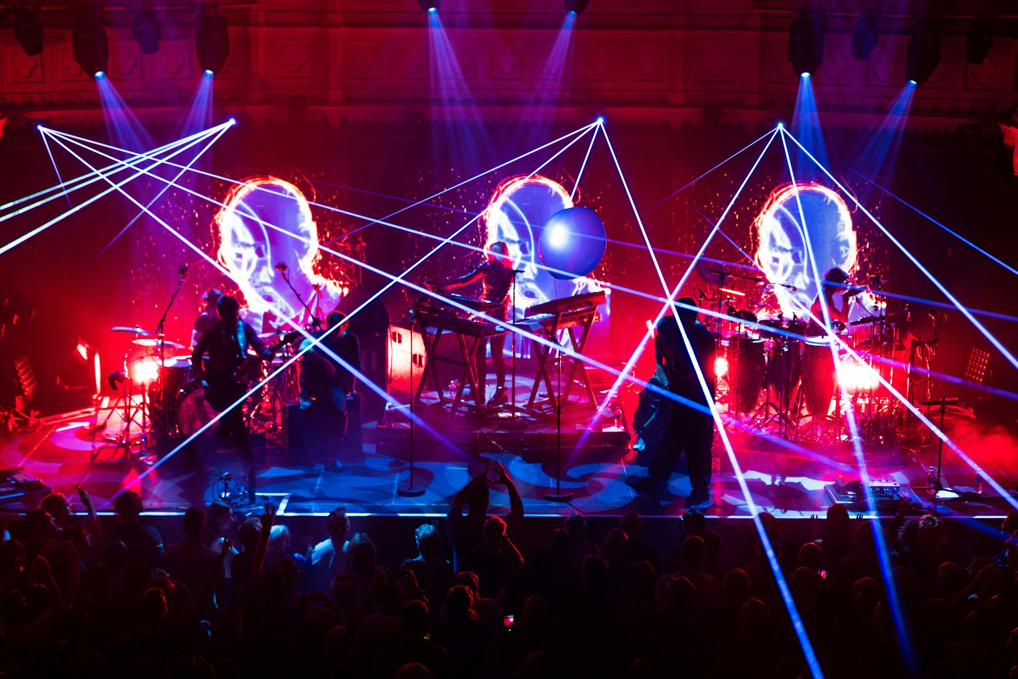 Faithless tritt auf dem Kölner Roncalli-Platz auf.