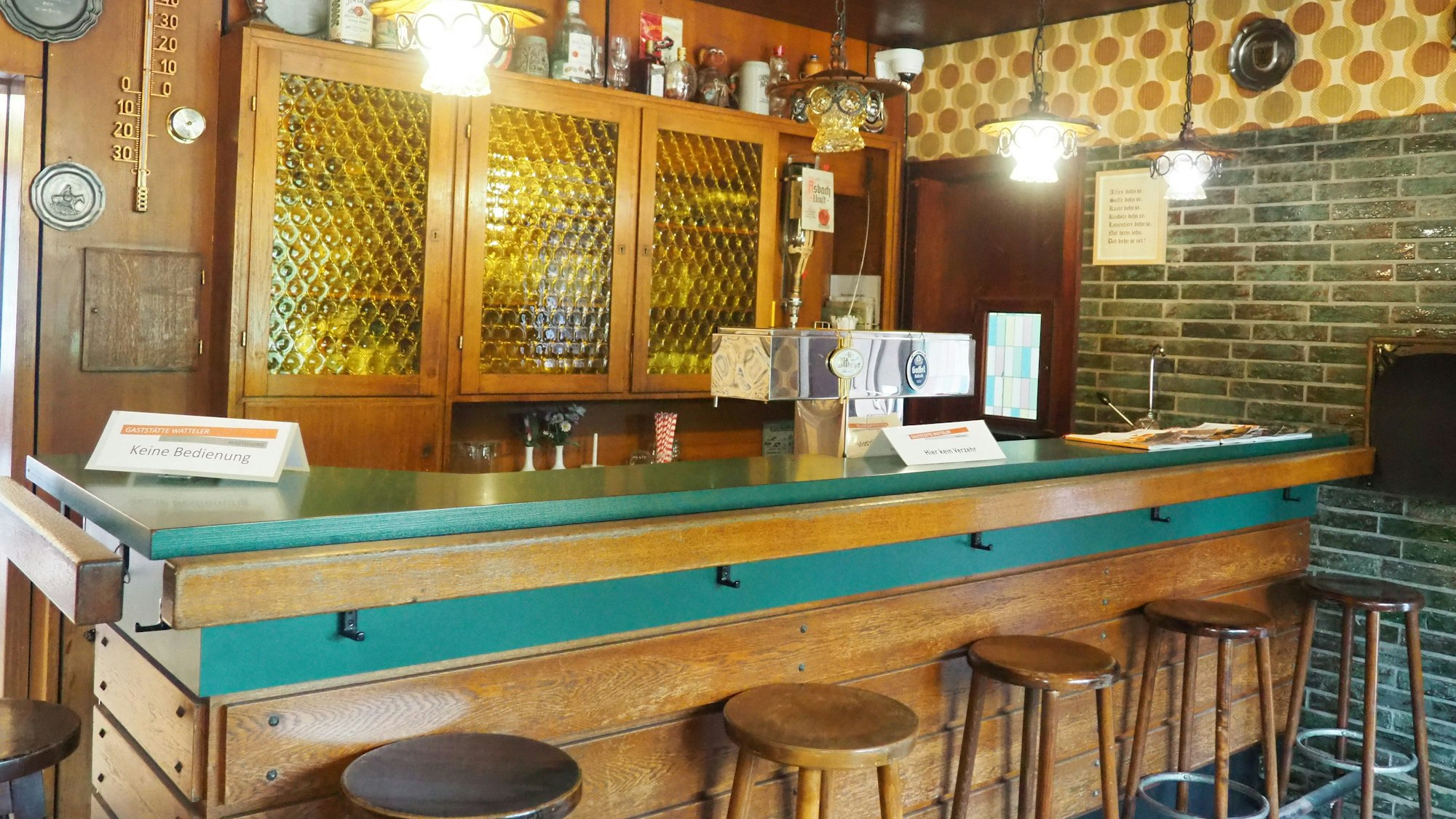 Im Stil der 1970er-Jahre ist der Thekenraum der historischen Gaststätte Watteler im Freilichtmuseum Kommern gestaltet.