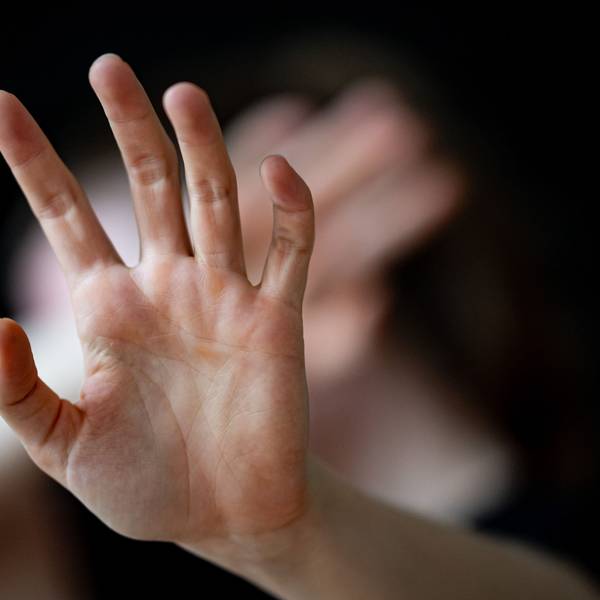 Symbolfoto: Eine Frau hält ihre Hände vor das Gesicht.