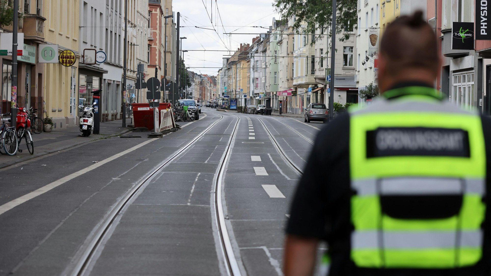 Leere Straße und Ordnungsamtsmitarbeiter.
