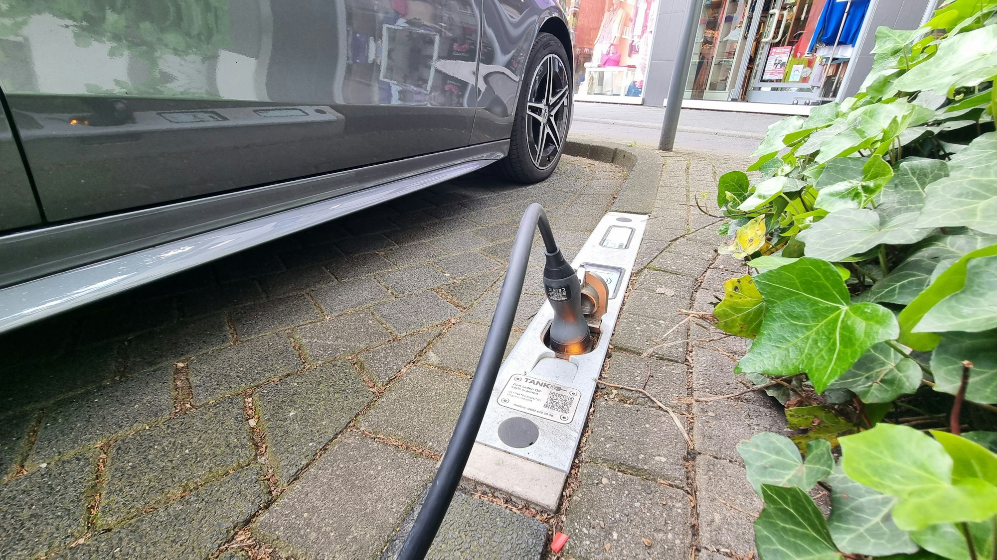 Neuartiger Ladebordstein zum Laden von Elektro-Autos in Köln-Lindenthal