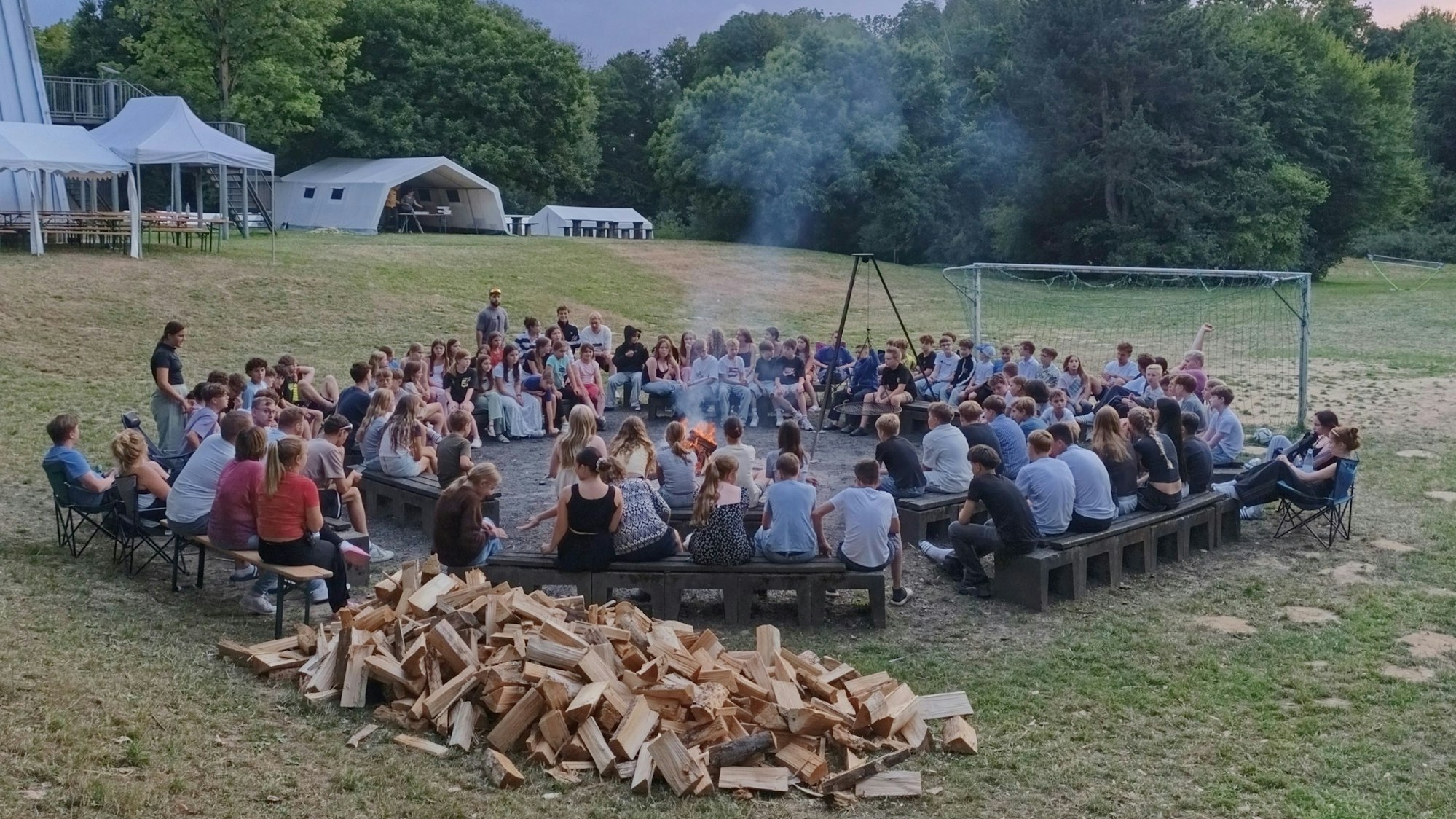Ein Zeltlager-Klassiker wie das gemeinsames Singen am Lagerfeuer darf nicht fehlen.