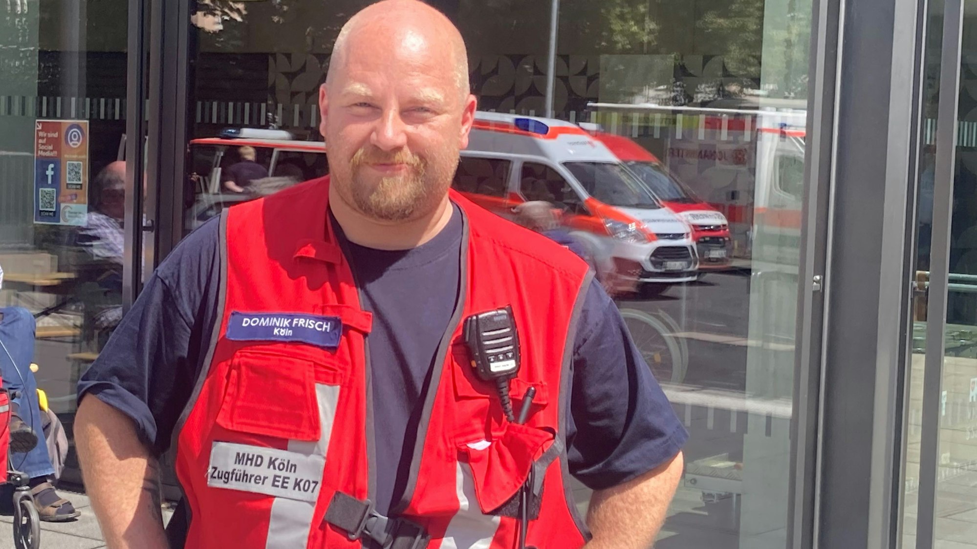 Ein Mann mit Arbeitsweste und Funkgerät.