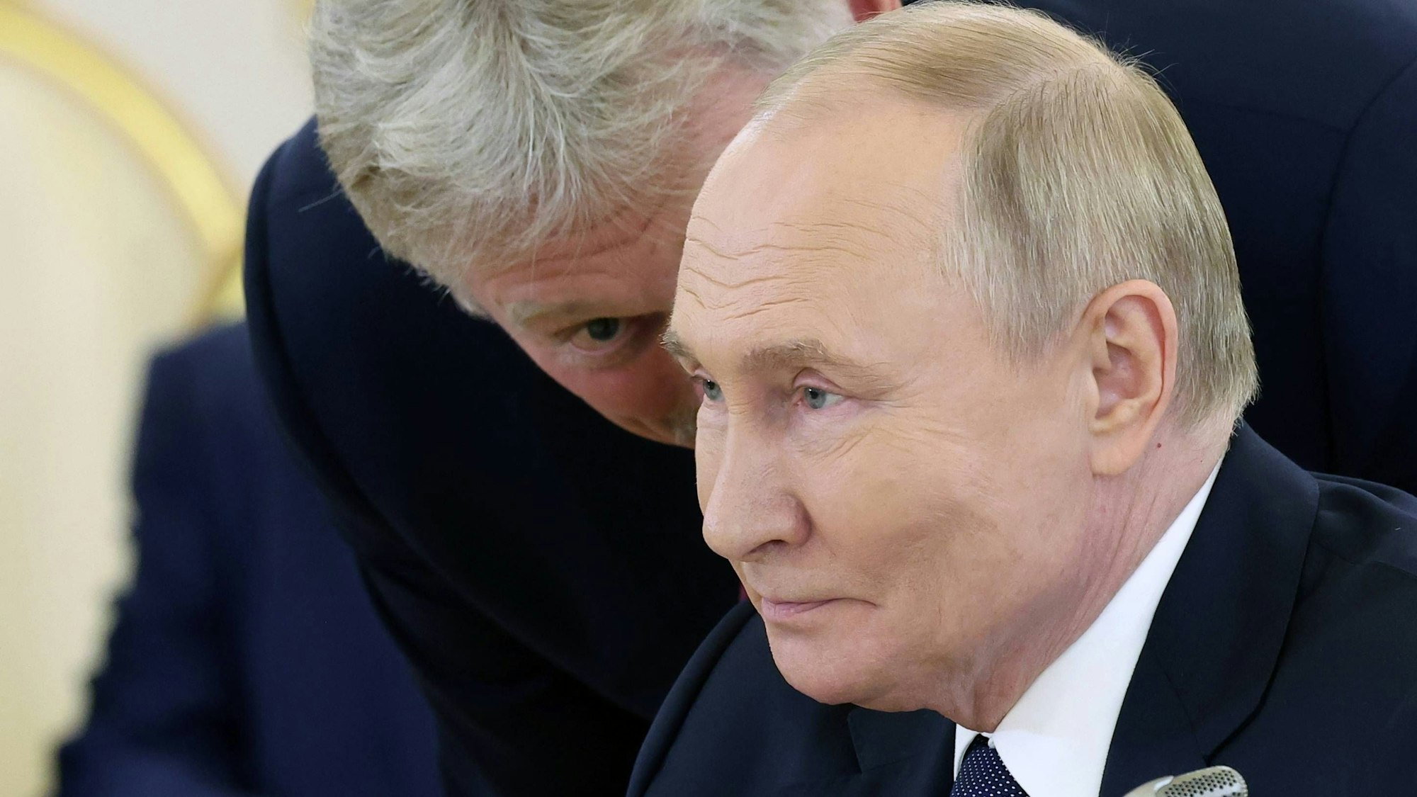 Kremlchef Wladimir Putin zusammen mit Kremlsprecher Dmitri Peskow. (Archivbild)