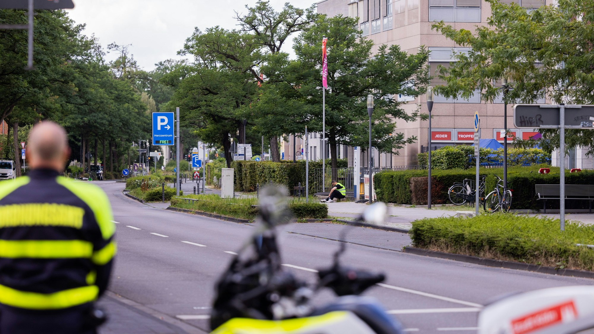 Das Bild zeigt die Sperrung wegen eines Bombenfundes in Köln am 17. Juli 2025. Foto: Rolf Vennenbernd/dpa
