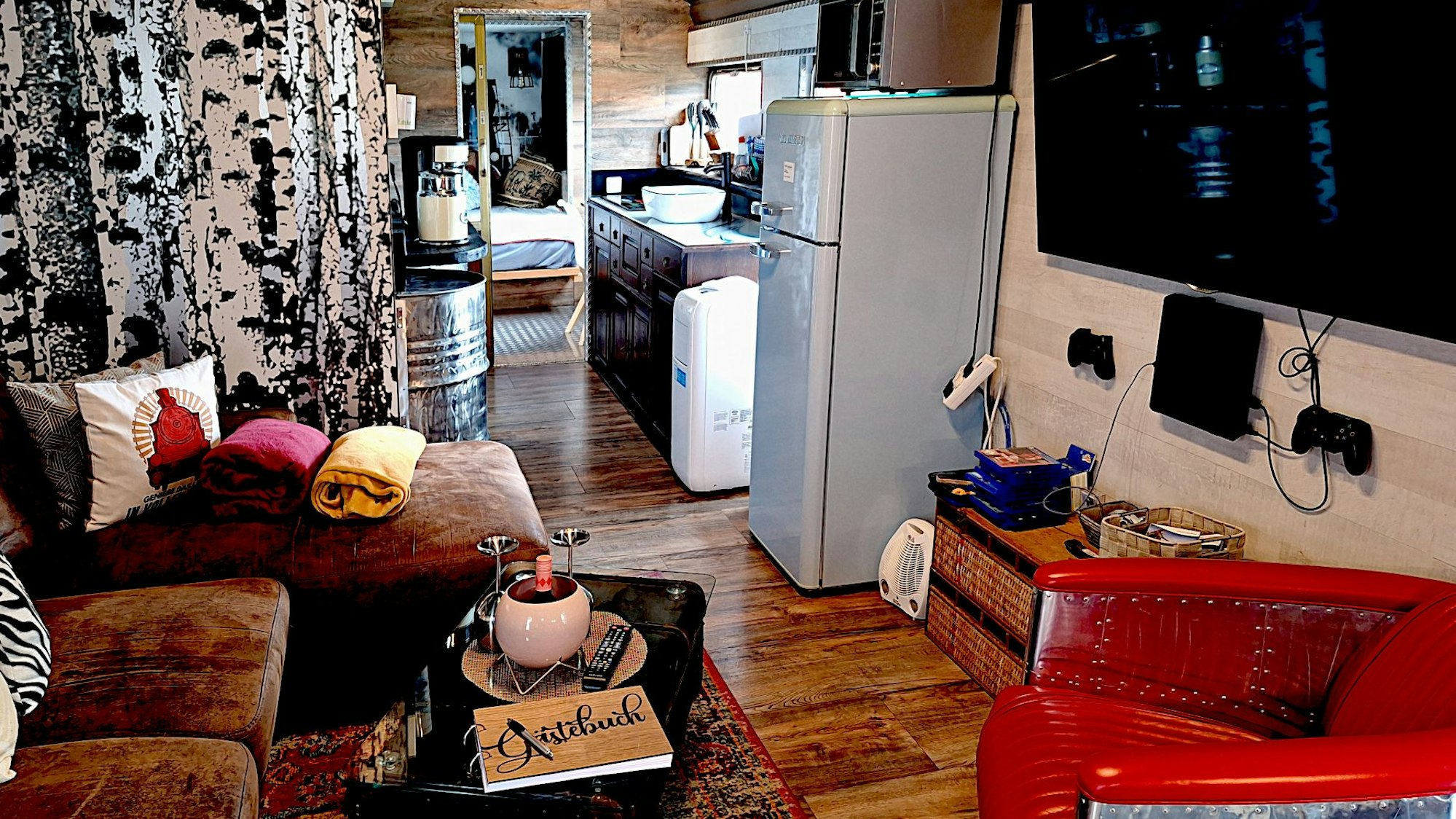 In einem umgebauten Eisenbahnwaggon ist nun eine Ferienwohnung.