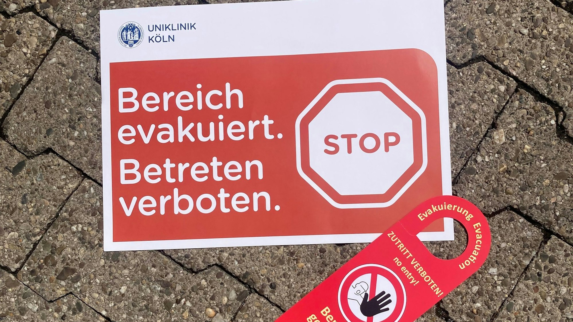 Schilder warnen vor dem Betreten der Uniklinik.