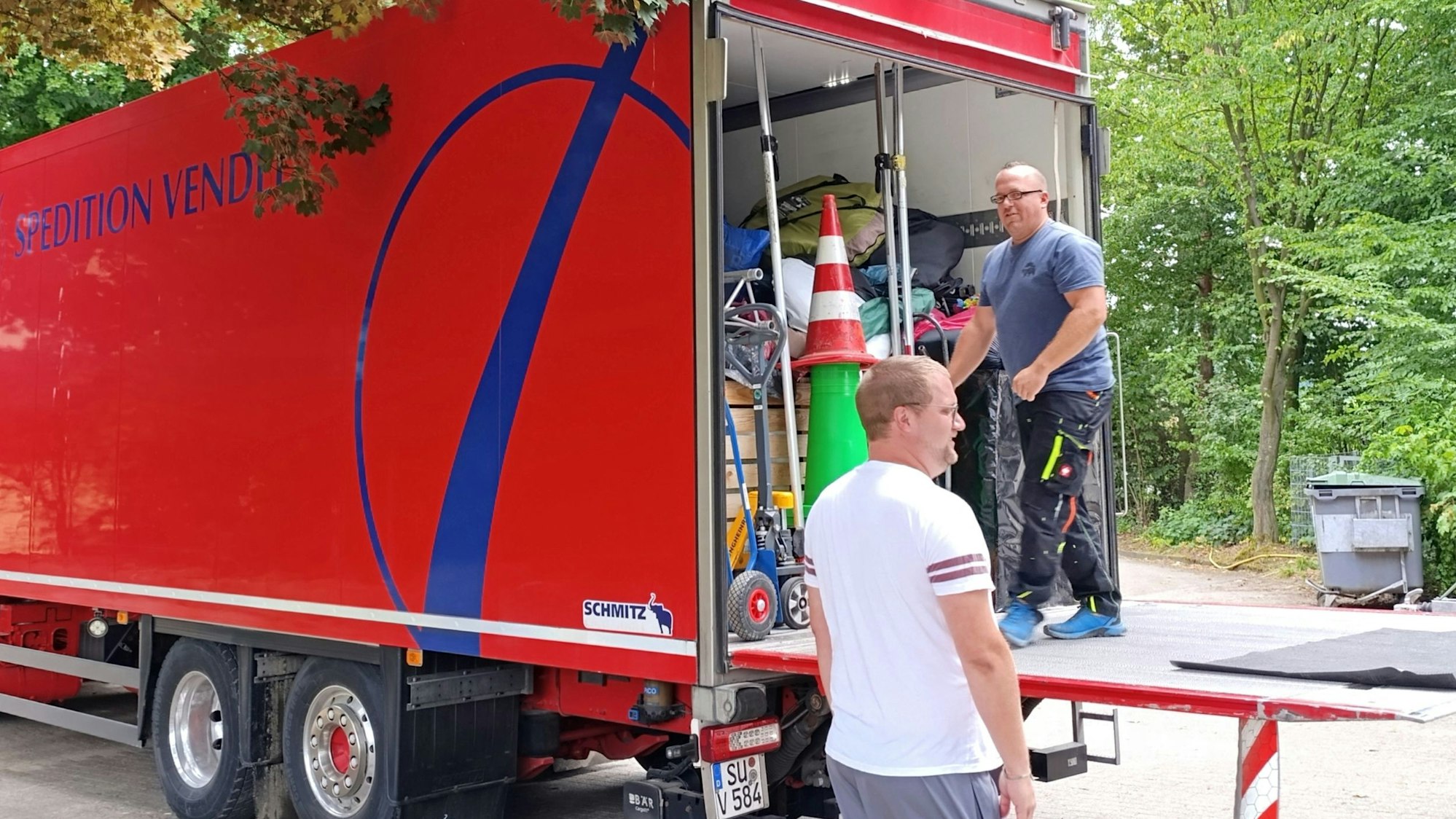 Die Spedition Vendel stellt einen Lkw, damit das Material und Gepäck zum Jugendzeltplatz in transportiert werden kann.