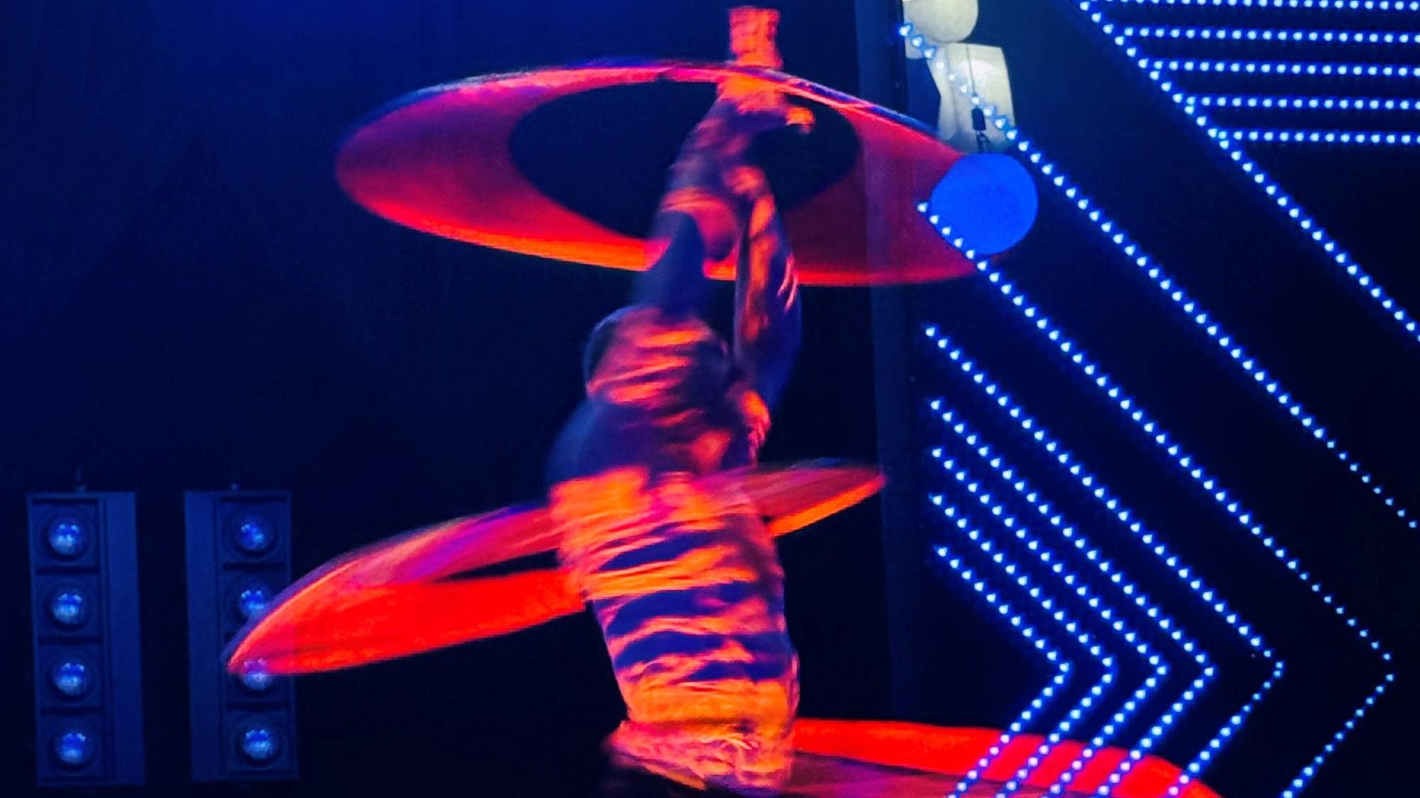 Patentierte Performance: Daniel Sullivan im UV-Licht.