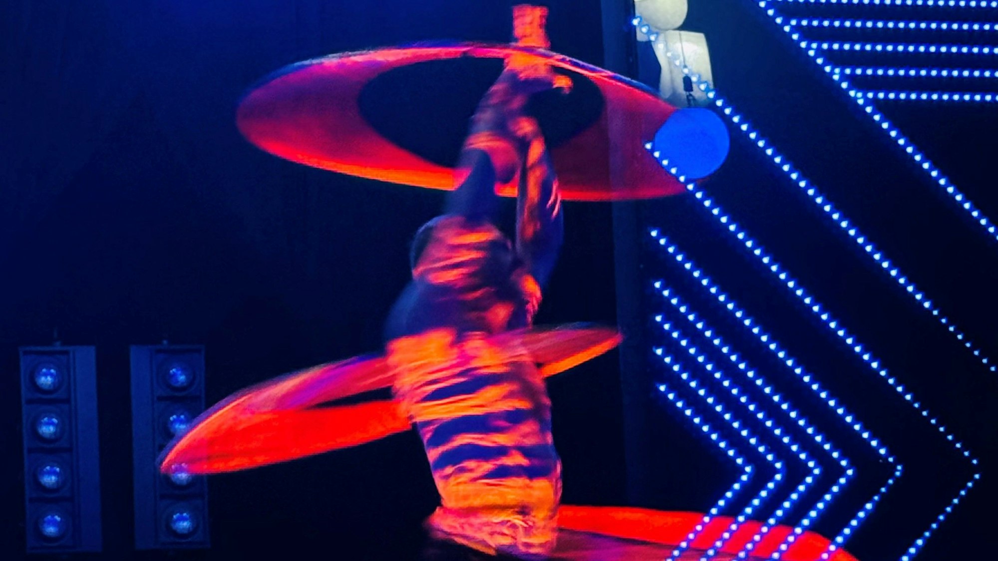 Patentierte Performance: Daniel Sullivan im UV-Licht.