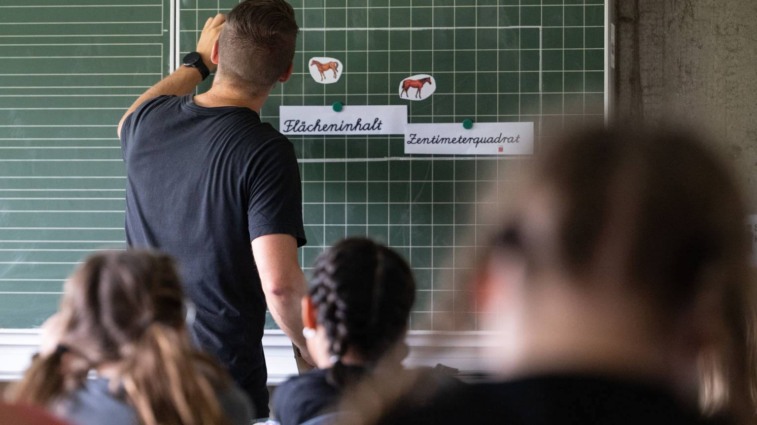 Ein Lehrer macht im Unterricht einer vierten Klasse einer Grundschuleckt. (Symbolbild)