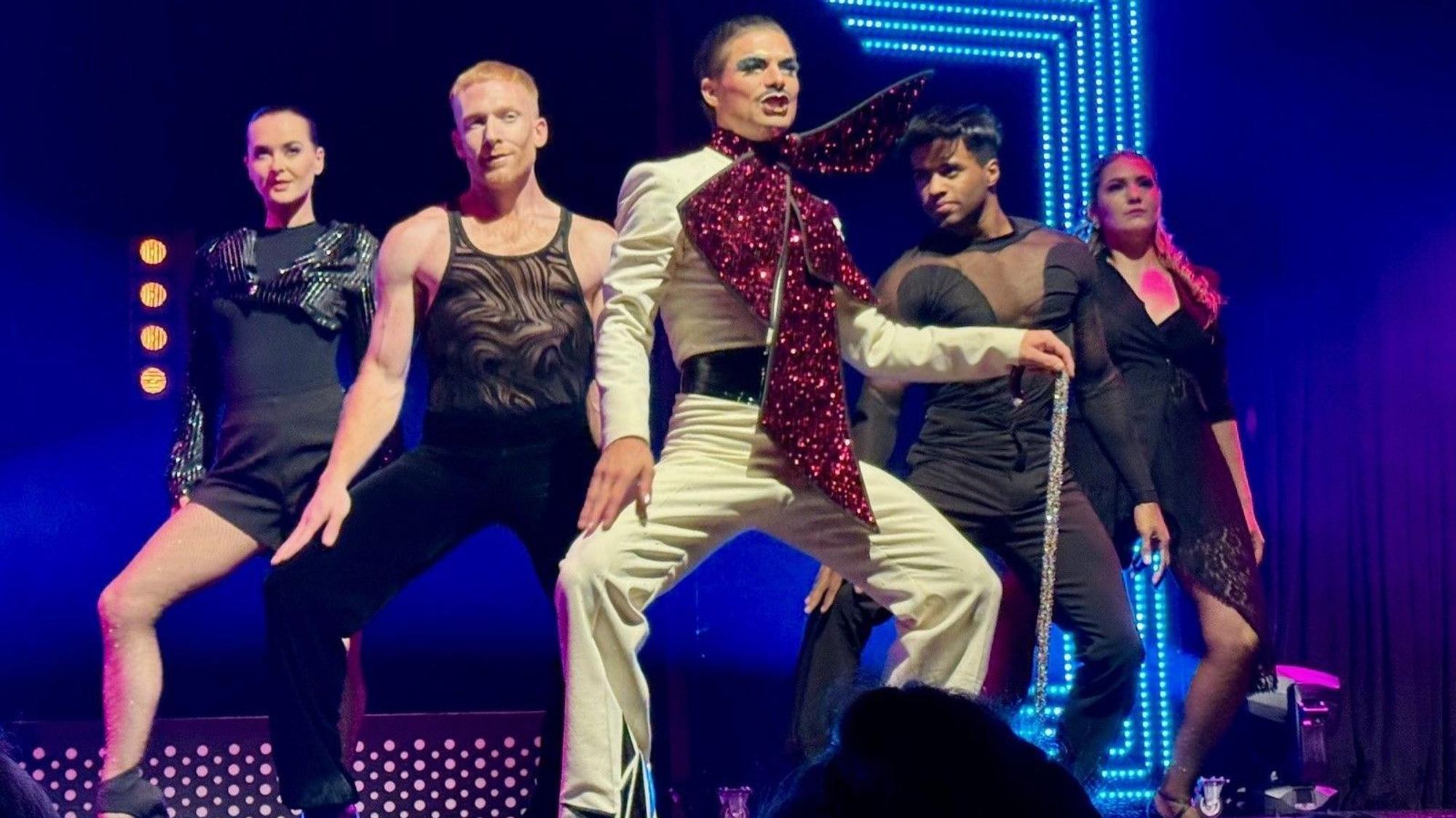 Bringt viel Glamour in die Show: Simon-James (vorne) bei seinem Regiedebüt.