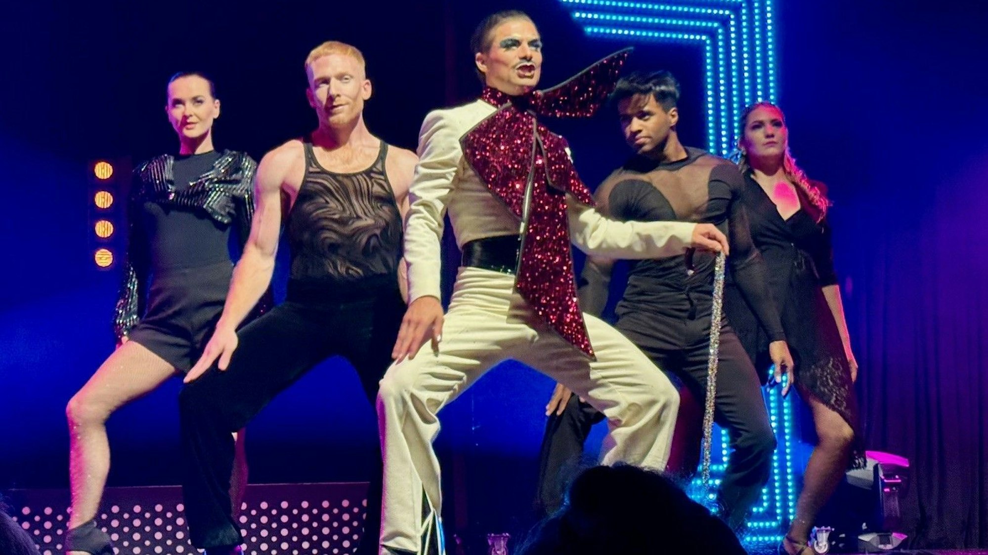 Bringt viel Glamour in die Show: Simon-James (vorne) bei seinem Regiedebüt.