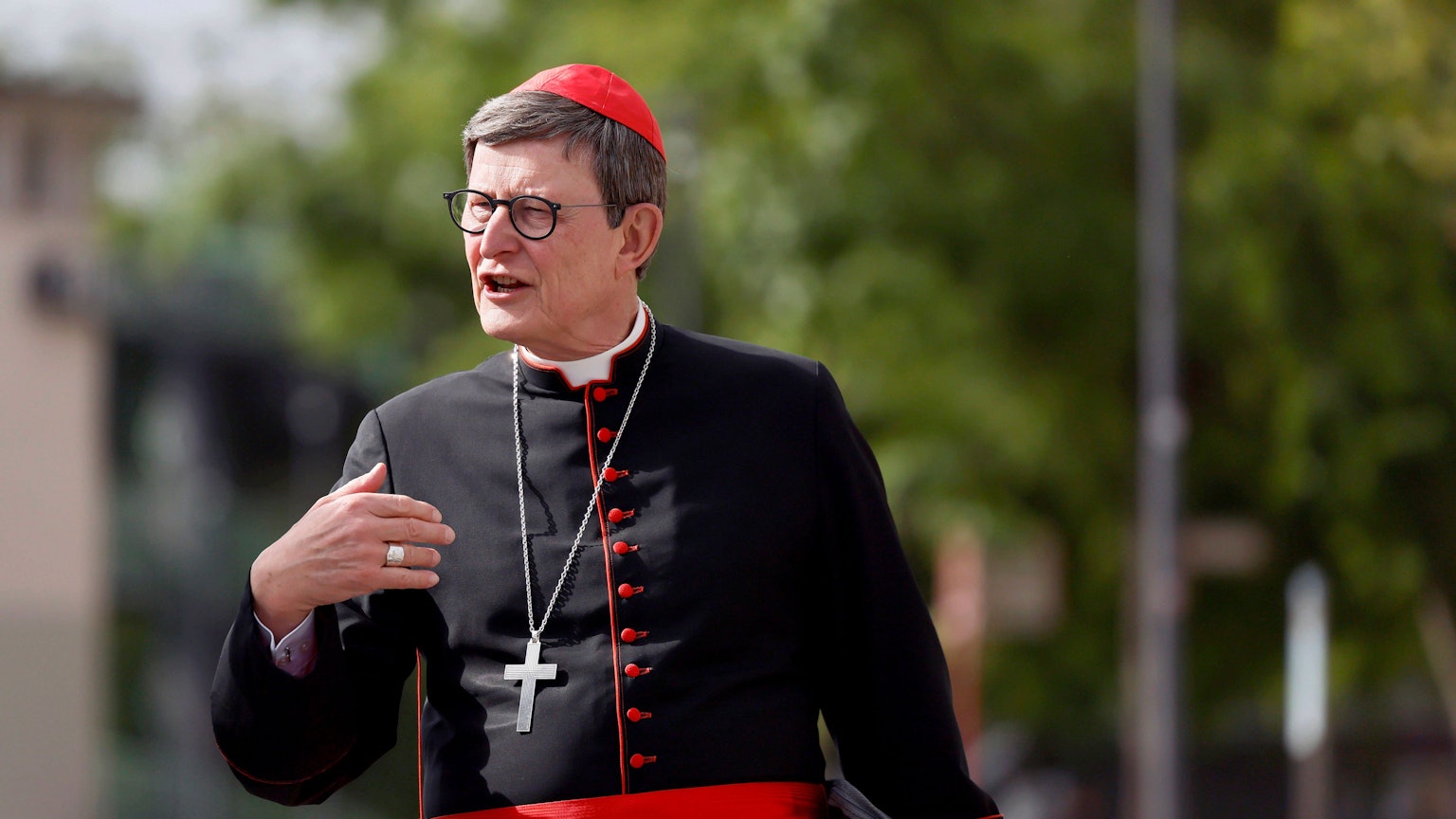 Erzbischof Rainer Maria Kardinal Woelki vor Start seines Schiffsausflugs auf dem Rhein.